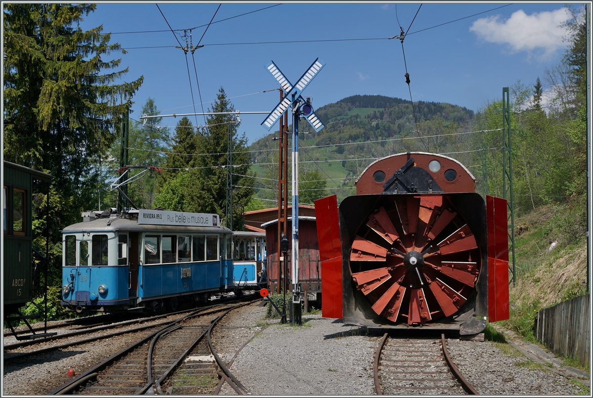 Der Winter ist (endlich) vorbei und die bunten Züge der Blonay - Chamby Bahn rollen wieder. 
Chaulin, den 8 Mai 2016