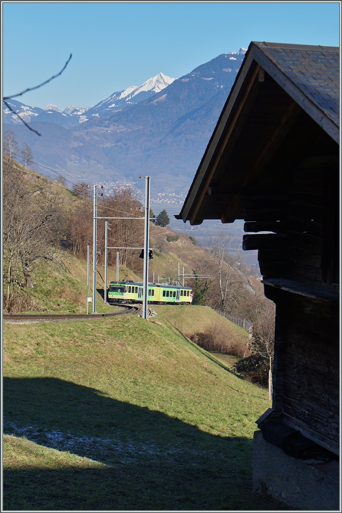 Der Zug kommt...
Weitaus interessanter als der AOMC Beh 4/8 592 Triebwagen, zeigt sich hier die an die Landschaft angepasste Linienf�hrung kurz vor Chemex.
7. Jan. 2015