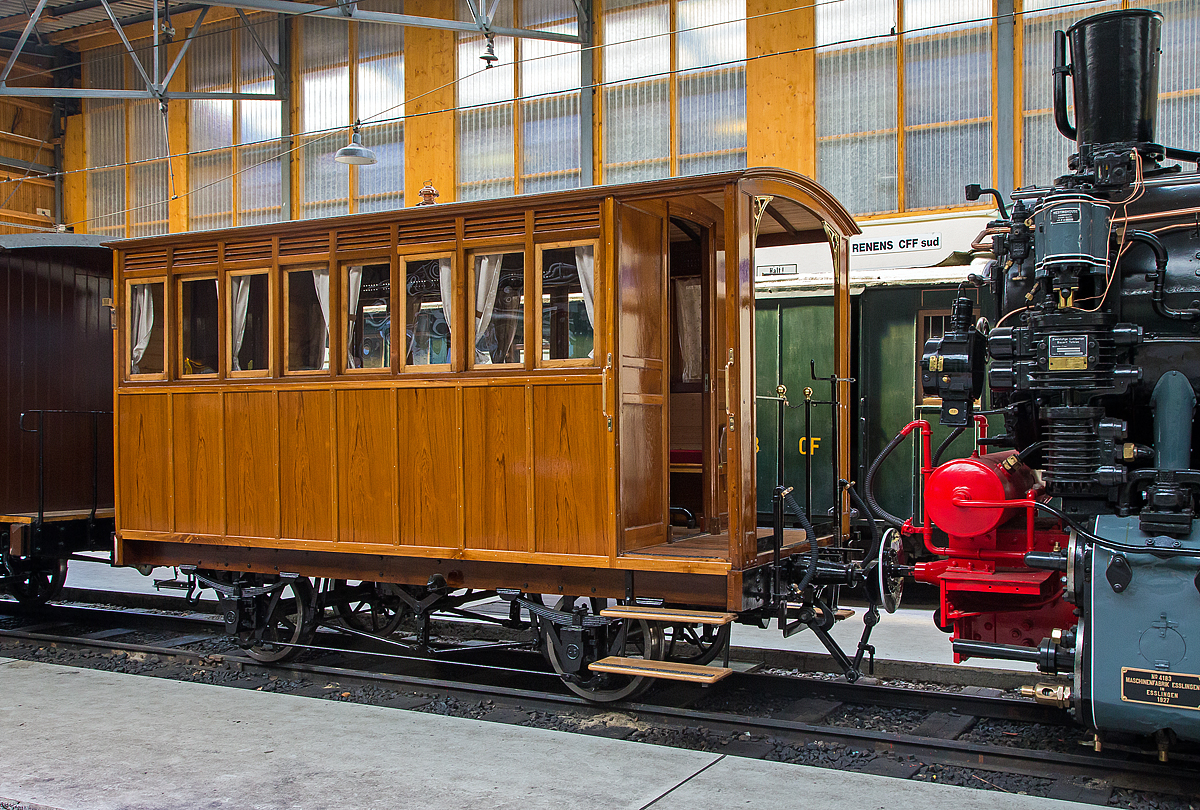 
Der zweiachsige 2.Klasse Großraumwagen B 5, ex LEB C 20, ex MC B 5, am 19.05.2018 in der Wagenhalle der Museumsbahn Blonay-Chamby. 

Geschichte:
Dieser kleine Wagen hat schon eine ganz besondere Geschichte, denn er wurde 1868 für eine provisorische Bahn gebaut die nur 3 Jahre bestand (die erste Mont-Cenis Bahn). Diese provisorische 79,2 km lange Bahnstrecke, führte über den 2.081 Meter hohen Mont Cenis-Pass. Sie wurde während der Arbeiten am Mont-Cenis-Tunnel von der privaten Ferrovia del Moncenisio gebaut. Von 1868 bis zur Eröffnung des Mont-Cenis-Tunnels (auch Fréjus-Tunnel) im September 1871 verkehrte die Bahn mit der Spurweite von 1.100 mm zwischen Susa (Savoyen, Frankreich) und Modane (Piemont, Italien). Sie hatte eine maximale Steigung von 88 Promille, die mit einer Mittelschiene nach dem System Fell zur Erhöhung der Rad-Schiene-Reibung bewältigt wurde. Mit der Eröffnung des Tunnels wurde die Strecke stillgelegt. Teile der Trasse sowie dieser Personenwagen sind noch erhalten. Die privaten Investoren hatten auf eine längere Bauzeit des Tunnels und damit eine längere Betriebszeit der Strecke spekuliert.

Nach der Stilllegung der Strecke wurde eine große Menge an fast neuer Ausrüstung 1871-72 an die im Bau befindliche Lausanne-Echallens-Bercher-Bahn (LEB) verkauft. Die LEB freute sich zunächst über diese Akquisition zu einem niedrigen Preis. Bis anschließend die Enttäuschung einsetzte, denn die Qualität war eigentlich mangelhaft. Die Lokomotiven waren praktisch unbrauchbar, die Schienen waren aus Gusseisen und nicht aus Stahl. Daher zu weich und nutzten sich sehr schnell ab.

Das überlebende Wagen, der B 5, gehört zu einer Serie von fünf Wagen (B 1-5), die 1867-68 gebaut wurden. 1893 wurde er in LEB B 20 um nummeriert. Im Jahre 1914 führte der LEB die 3. Klasse ein und der Wagen wurde zum C 20. Doch bereits 3 Jahre später wurde er in einen Flachwagen für den Transport von Milch zum LEB G 79 umgewandelt. Der Wagenkasten wurde als Gartenhütte an eine Privatperson in Saint-Cierges verkauft. 1981 wurde der Wagenkasten auf Initiative des Direktors der LEB, geborgen und auf das Fahrgestell des Flachwagens G 502, ebenfalls von der Mont-Cenis, gesetzt. Der Achsradstand wird bei dieser Gelegenheit vergrößert, um den Fahrgastkomfort etwas zu verbessern. Seit diesem Datum wurde dieser Wagen in LEB-Dampfzügen eingesetzt. 2016 wollte sich die LEB von dem Wagen trennen und verkaufte ihn an die an Blonay-Chamby, wo er sofort einer kompletten Überholung unterzogen wurde. Bei der Restaurierung wurde darauf geachtet ihn so gut wie möglich wieder in den Anfangszustand Lausanne-Echallens-Bahn zurück zu versetzen.

TECHNISCHE DATEN:
Baujahr: 1868
Hersteller: Chevallier & Cheilus, Paris
Spurweite: 1.000 mm (Meterspur)
Achsanzahl: 2
Länge über Puffer: 5.100 mm
Länge Wagenkasten: 4.400 mm (mit Plattform)
Achsabstand: 1.800 mm
Eigengewicht: 4 t
Sitzplätze: 14

