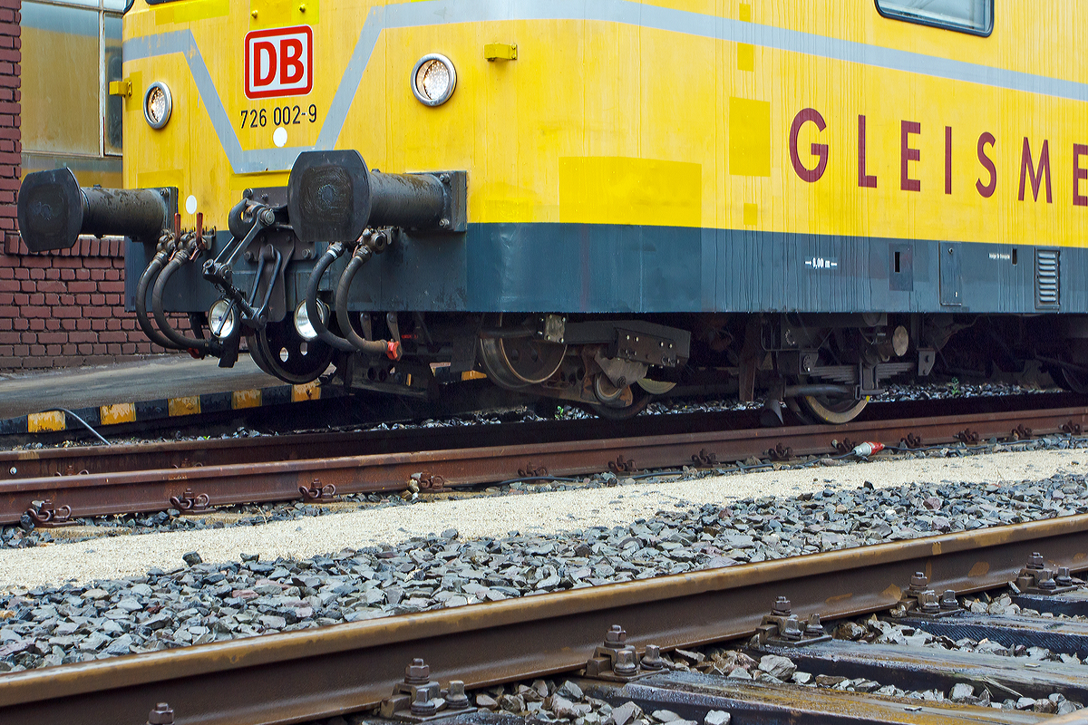 
Detail Bild von 726 002-9 der DB Netz Instandhaltung am 16.08.2014 im Südwestfälischem Eisenbahnmuseum in Siegen, gut zu sehen die angehobene Messachse,