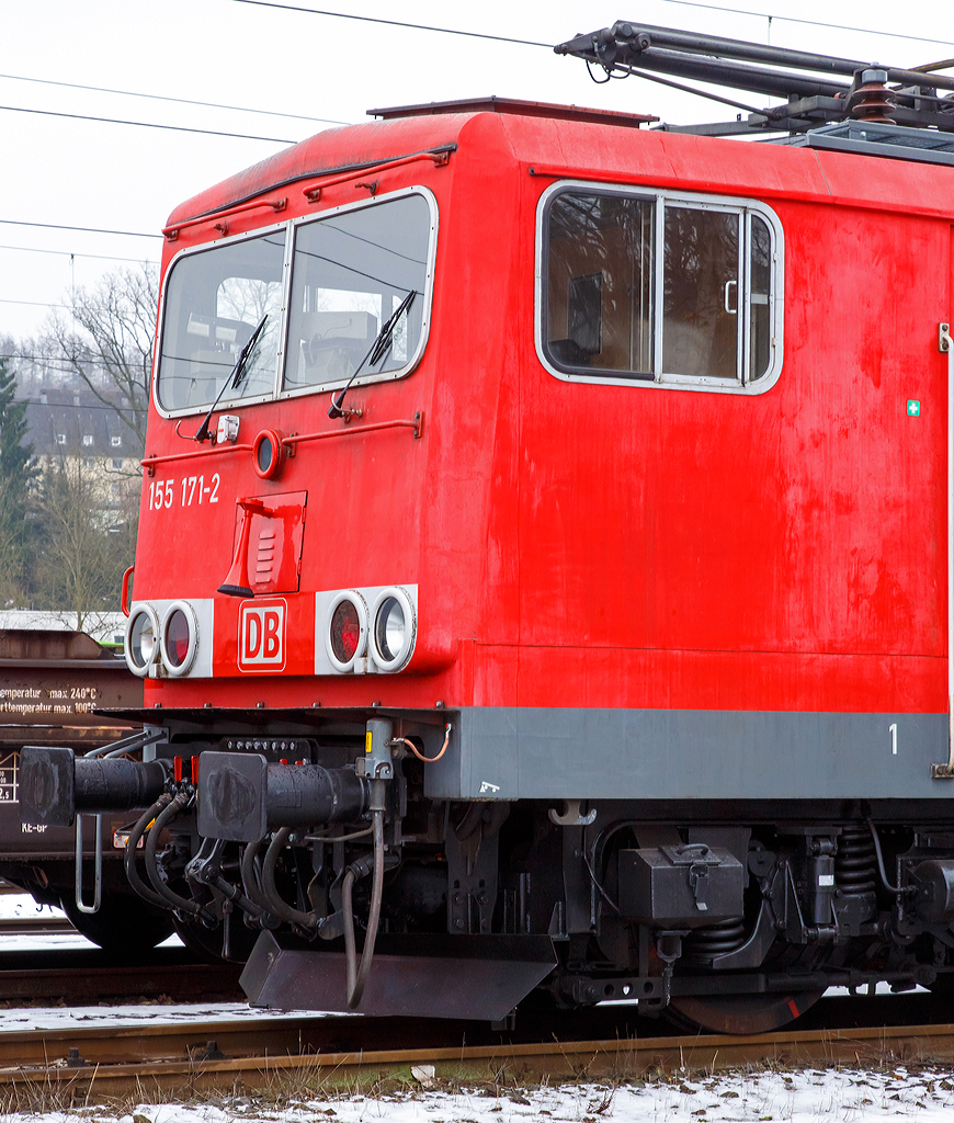 
Detail - Frontpartie einer BR 155, ex DR BR 250. 
Hier der 155 171-2  (91 80 6155 171-2 D-DB) der DB Schenker Rail Deutschland AG, ex DR 250 171-6, am 25.01.2015 in Kreuztal abgestellt.