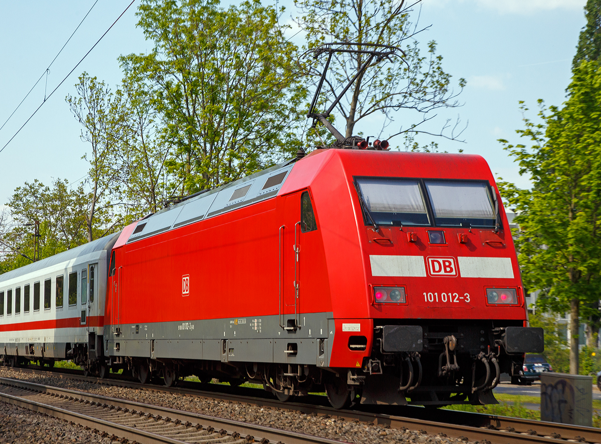 
Die 101 012-3 (91 80 6101 012-3 D-DB) der DB Fernverkehr AG am 30.04.2019 als Schublok des IC 2004   Schwarzwald  (Konstanz - Koblenz - Köln - Emden Hbf) bei der Durchfahrt in Bonn-Gronau (nähe dem Bf Bonn UN Campus). Der IC fuhr im Sandwich die Zuglok war die DB 101 033-9.