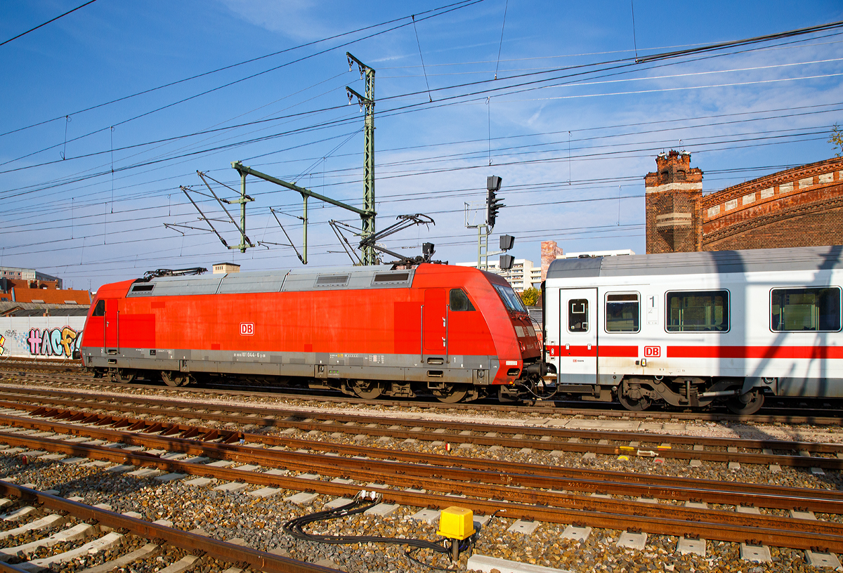
Die 101 044-6 (91 80 6101 044-6 D-DB) der DB Fernverkehr AG zieht den IC 2252 (Leipzig - Frankfurt - Mainz - Wiesbaden) am 05.10.2015 vom Hbf Erfurt nun weiter in Richtung Eisenach. 

Die 101 wurde 1996 von ABB Daimler-Benz Transportation GmbH (ADtranz) in Kassel unter der Fabriknummer 33154 gebaut.
