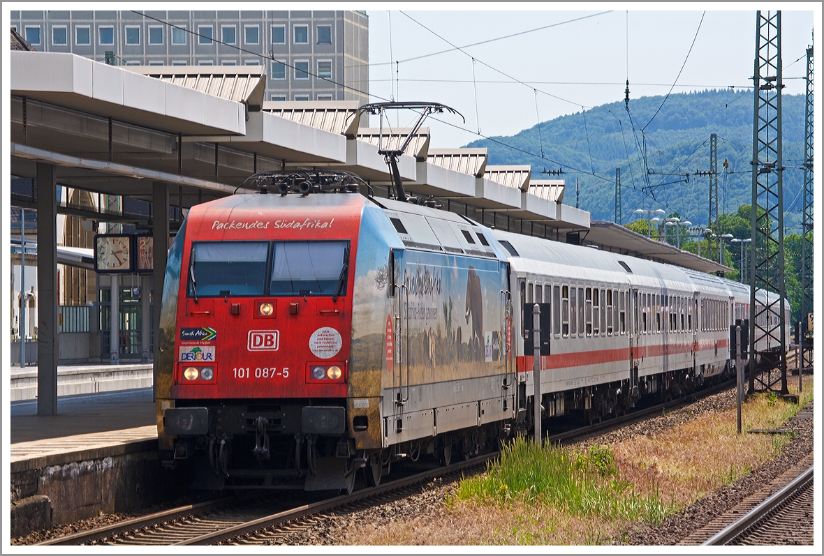 Die 101 087-5  DERTOUR - Packendes Südafrika  mit dem IC 2004   Bodensee  Konstanz - Koblenz - Münster - Emden Hbf, steht am 17.06.2013 an Gleis 3 im Hbf Koblenz. 

Die Lok wurde 1998 bei ADtranz in Kassel unter der Fabriknummer 33197  gebaut. 
Die kompl. NVR-Nummer lautet 91 80 60 101 087-5 D-DB.