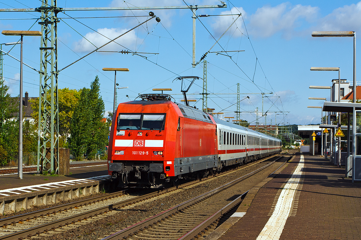 
Die 101 129-5 rauscht am 20.08.2014 mit dem IC 2277 (Hamburg-Altona - Hannover Hbf - Frankfurt(Main)Hbf) durch den Bahnhof Butzbach in Richtung Friedberg(Hessen).