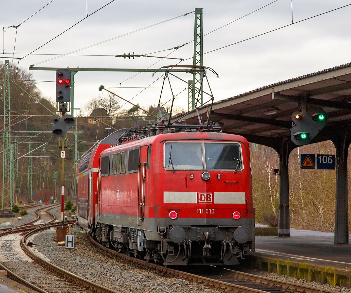 Die 111 010-5 (91 80 6111 010-5 D-DB) der DB Regio NRW schieb den RE 9 (rsx - Rhein-Sieg-Express) Siegen - Köln - Aachen am 10.01.2015 vom Bahnhof Betzdorf/Sieg weiter in Richtung Köln.

Die Lok wurde 1975 bei Krauss-Maffei in München unter der Fabriknummer 19747gebaut. Von diesen Loks der Baureihe 111 wurden zwischen 1974 bis 1984 insgesamt 227 Stück von verschiedenen Herstellern (AEG, BBC, Henschel, Krauss-Maffei, Krupp, Siemens) gebaut, 222 Stück sind noch im Bestand der DB.
Sie haben die Achsformel Bo'Bo', die Länge über Puffer ist 16.750 mm. Sie haben 4 Fahrmotoren á 905 kW = 3.620 kW Leistung, welche die 83 t schwere Lok, bei einer Anfahrzugkraft von 274 kN, auf eine Höchstgeschwindigkeit von 160 km/h bringen.

Teilweise, wie hier, haben Lok der 1. Bauserie einen Scherenstromabnehmer der Bauart DBS 54a (Dozler-Bahn-Stromabnehmer, Entwicklungsjahr 1954, Variante a).  Da 1976 die zuerst verbauten Einholm-Stromabnehmer SBS 65 (Siemens-Bahn-Stromabnehmer, Entwicklungsjahr 1966), mit denen der BR 103 getauscht wurden. Es war mehrfach vorgekommen, dass die Scherenstromabnehmer bei der BR 103 die Fahrleitung herunter gerissen haben, und so wurden sie mit Einholm-Stromabnehmer SBS 65 der BR 111 getauscht.
