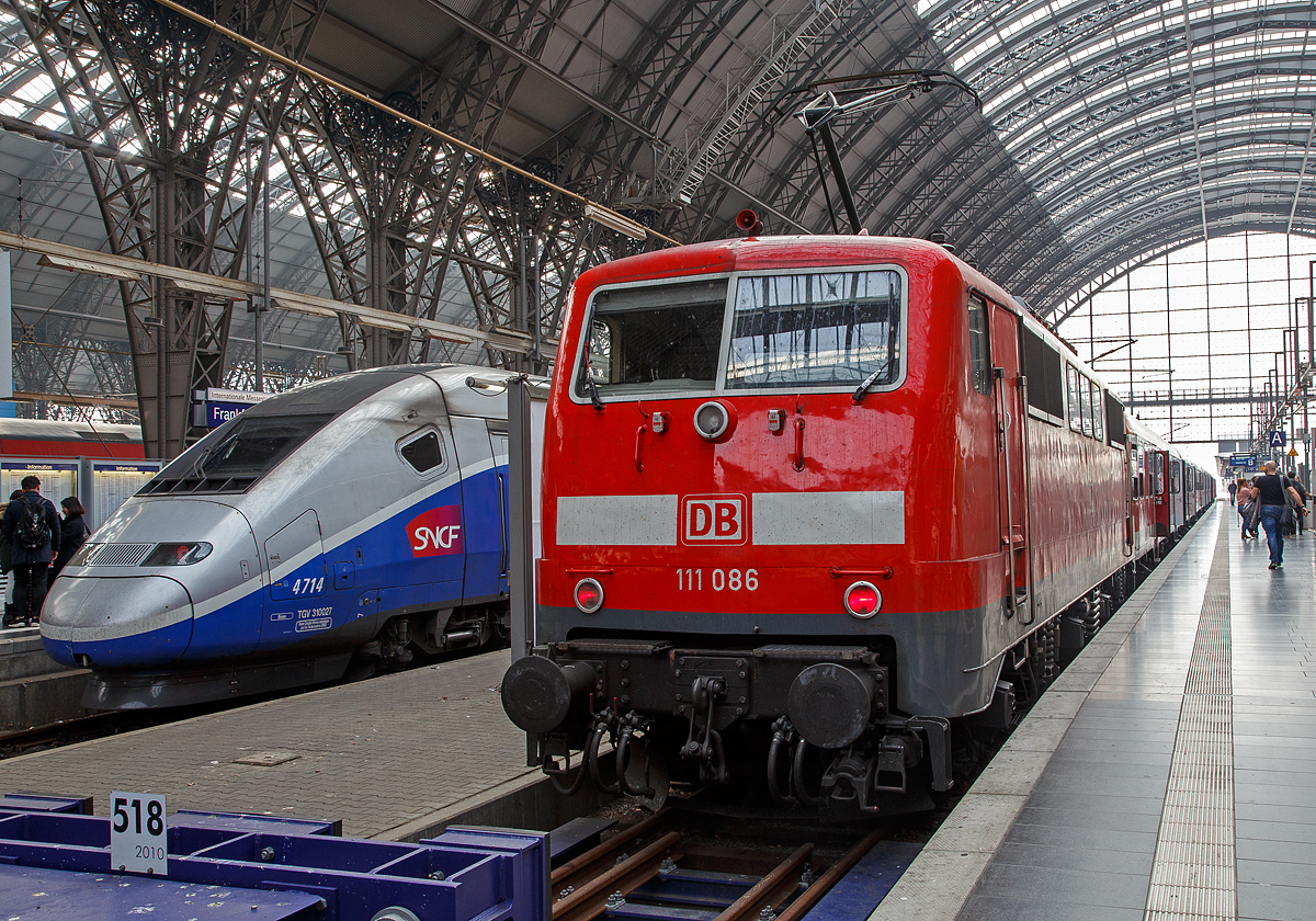 Die 111 086  (91 80 6111 086-5 D-DB) der DB Regio mit einem aus n-Wagen bestehenden Regionalzug am 24.03.2015 im Hauptbahnhof Frankfurt am Main. 

Die Lok wurde 1977 von Krupp unter der Fabriknummer 5423 gebaut, der elektrische Teil wurde von AEG unter der Fabriknummer 8965 geliefert.

Dahinter steht der bereitgestellte TGV Euroduplex 2N2 Tz 4714 (TGV 310027/TGV 310028), als TGV 9580 / TGV 9581 (Frankfurt am Main Main Hbf - Strasbourg  - Lyon - Marseille St-Charles), der zuvor die Verbindung Paris – Frankfurt gefahren hatte.