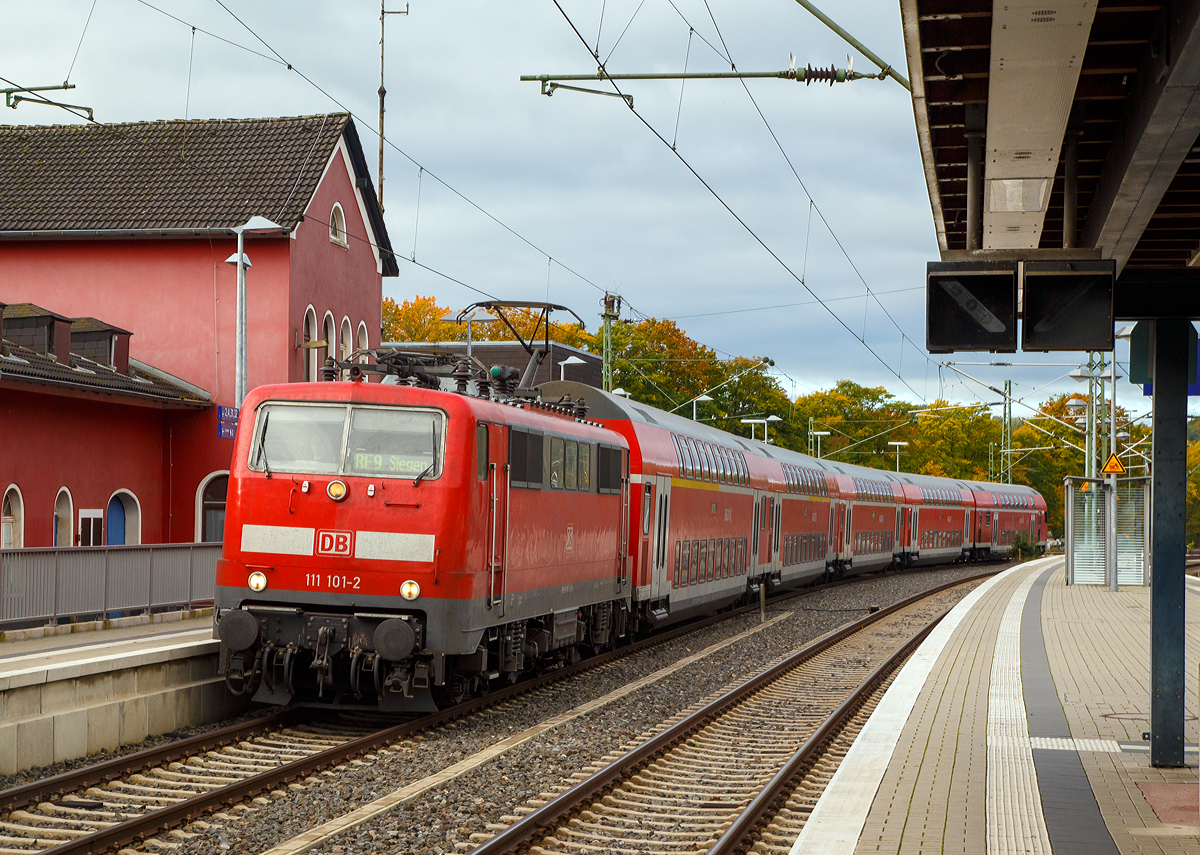
Die 111 101-2 D (91 80 6111 101-2 D-DB) der DB Regio NRW fährt am 07.10.2015 mit dem RE 9  Rhein-Sieg-Express  (Aachen-Köln-Siegen) in den Bahnhof Au/Sieg ein.

Die 111er wurde 1977 von Henschel in Kassel unter der Fabriknummer 32154 gebaut.  