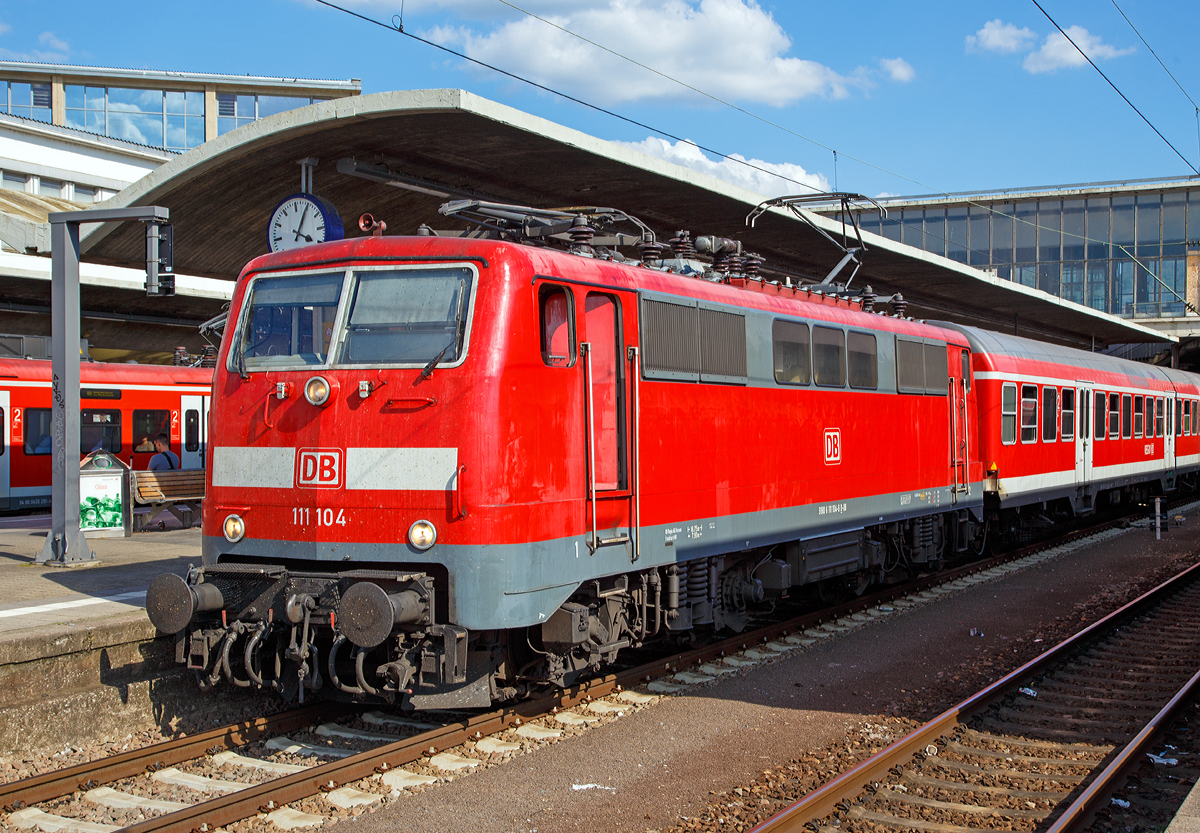 Die 111 104-6 (91 80 6111 104-6 D-DB) am 30.08.2016 mit einem Regionalzug (N-Wagen) im Hbf Heidelberg.

Die 111er wurde 1978 von Henschel in Kassel unter der Fabriknummer 32157 gebaut.

Die Baureihe 111 ist die Nachfolgerin der Schnellzuglok-Baureihe 110. Weil nach Ende der 110er-Produktion noch immer Bedarf an weiteren schnellfahrenden E-Loks bestand, wurde Anfang der 1970er Jahre von der damaligen Deutschen Bundesbahn entschieden, auf Basis bewährter Teile der Baureihe 110 die Nachfolgereihe 111 zu entwickeln.

Besonderes Augenmerk legte man dabei auf die Verbesserung der Laufruhe bei hohen Geschwindigkeiten durch neue Drehgestelle und verbesserte Arbeitsbedingungen für den Lokführer. Hierzu wurde vom Bundesbahn-Zentralamt in München und dem Hersteller Krauss-Maffei der DB-Einheitsführerstand entwickelt, der nach neuesten ergonomischen Erkenntnissen gestaltet wurde und bis heute bei den meisten Neubau-Lokomotiven und Steuerwagen zum Einsatz kommt.

Die Konstruktion der Baureihe 111 lehnt sich im wesentlich an die der Baureihe 110 an, wurde jedoch in Teilen entscheidend verbessert bzw. erweitert. Im mechanischen Teil ist dabei insbesondere auf die neuartigen Drehgestelle zu verweisen; die Radsätze werden hierin über Lemniskatenlenker geführt. Für die Abstützung des Lokkastens kommen Flexicoilfedern zum Einsatz. Im elektrischen Teil der Baureihe 111 wurden die Fahrmotoren WB 372 der Baureihen 110 und 140 und deren Transformator weiterverwendet. Nachdem die Antriebskräfte ursprünglich über einen Gummiring-Kardanantrieb ähnlich dem der Baureihe 103 übertragen werden sollten, blieb man nach Versuchen mit der dazu umgebauten 110 466 beim bewährten Gummiringfederantrieb der Baureihe 110, da der Antrieb der Baureihe 103 erst jenseits von 160 km/h wesentliche Vorteile hatte. Auf dem Dach waren die neuen Einholm-Stromabnehmer Bauart SBS 65 vorgesehen, welche jedoch bei den Maschinen der ersten bis dritten Serie (111 001–146) nur zum Teil verwendet wurden und kurz darauf wieder abgebaut und gegen Scherenstromabnehmer der Bauart DBS 54 ausgetauscht wurden, da die Einholmstromabnehmer für die Baureihe 103 benötigt wurden. Deshalb fahren Loks der ersten Serien teilweise bis heute mit Scheren-Stromabnehmern DBS 54a. Ab 111 147 wurde dann ausnahmslos der SBS 65 verwendet, ab der fünften Bauserie (ab 111 179) dessen Weiterentwicklung SBS 81. Bei den vier Maschinen 111 103–105 und 109 wurde Anfang der 1980er Jahre mit dem WBL 79 ein neuer Stromabnehmer getestet, der entgegen aller bis dahin verwendeten Einholmstromabnehmer sein Gelenk zur Lokmitte hin gerichtet hatte.

Die Platzierung des Trafos aufrecht in der Mitte des Maschinenraums wurde beibehalten, die Aufteilung des Maschinenraums jedoch so modifiziert, dass es vor und hinter dem Transformator nur einen mittigen Maschinenraumgang gibt. Die Schaltung der Fahrmotoren erfolgt in bewährter Manier hochspannungsseitig mittels elektromotorisch betriebenen Schaltwerk in 28 Fahrstufen über Thyristor-Lastschalter. Die Motoren können als elektrische Bremse genutzt werden, sie arbeiten dann jeder auf einen eigenen Bremswiderstand. Bremsleistung und Bremskraft konnten im Vergleich zur Baureihe 110 gesteigert werden. Die entstehende Wärme wird über Dachlüfter abgeführt, welche nun vom Bremsstrom angetrieben werden. Geregelt wird die Bremse über einen Hallgenerator, wie er bereits bei der letzten 110er-Serie zum Einsatz kam. Neben der elektrischen Bremse sind auch eine mehrlösige Druckluftbremse, eine pneumatische, direkt wirkende Zusatzbremse sowie je Drehgestell eine Spindelhandbremse vorhanden. Bei Betriebsbremsungen werden über das Führerbremsventil die indirekte und über den gekuppelt mitgeführten Bremssteller die elektrische Bremse angesteuert, mit deren Wirksamkeit die indirekte Druckluftbremse der Lok deaktiviert wird. Lediglich bei Schnellbremsungen wirken sowohl Druckluft- wie auch die elektrische Bremse. Fällt die Elektrische Bremse aus, steht sofort in vollem Umfang die indirekte Druckluftbremse zur Verfügung. Gegenwärtig wird bei den 111ern ein elektronischer Gleitschutz nachgerüstet, welcher sowohl auf die Druckluft- wie auch die Elektrische Bremse wirkt, nachdem die 111 in den Herbstmonaten stets zur Flachstellenbildung neigte.

Von den Loks der Baureihe 111 wurden zwischen 1974 bis 1984 insgesamt 227 Stück von verschiedenen Herstellern (AEG, BBC, Henschel, Krauss-Maffei, Krupp, Siemens) gebaut, 222 Stück sind noch im Bestand der DB. 

Eingesetzt werden die 160 km/h schnellen Lokomotiven heute vorwiegend im Regional- und Nahverkehr, während bei der Indienststellung auch der leichte Personen-Fernverkehr zu ihrem Aufgabengebiet gehörte.

Technische Daten:
Spurweite: 1.435 mm
Achsformel: Bo'Bo'
Länge über Puffer: 16.750 mm
Höhe: 4.489 mm
Breite: 3.130 mm
Drehzapfenabstand: 7.900 mm
Achsabstand im Drehgestell:  3.400 mm
Dienstgewicht:  83,0 t
Stundenleistung: 4×925 kW = 3.700 kW
Dauerleistung:  4×905 kW = 3.620 kW
Dienstgewicht: 83 t 
Anfahrzugkraft: 274 kN
Dauerleistung  der elektrischen Bremse: 3.600 kW
Höchstgeschwindigkeit: 160 km/h
