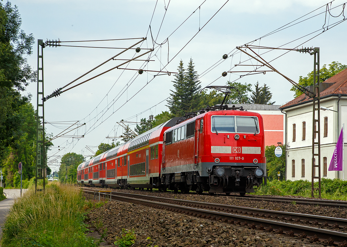Die 111 107-9 der DB Regio Bayern erreicht am 17.06.2018, mit dem „Donau-Isar-Express“ (RE Passau Hbf – M�nchen Hbf), nun bald den Bahnhof Freising.