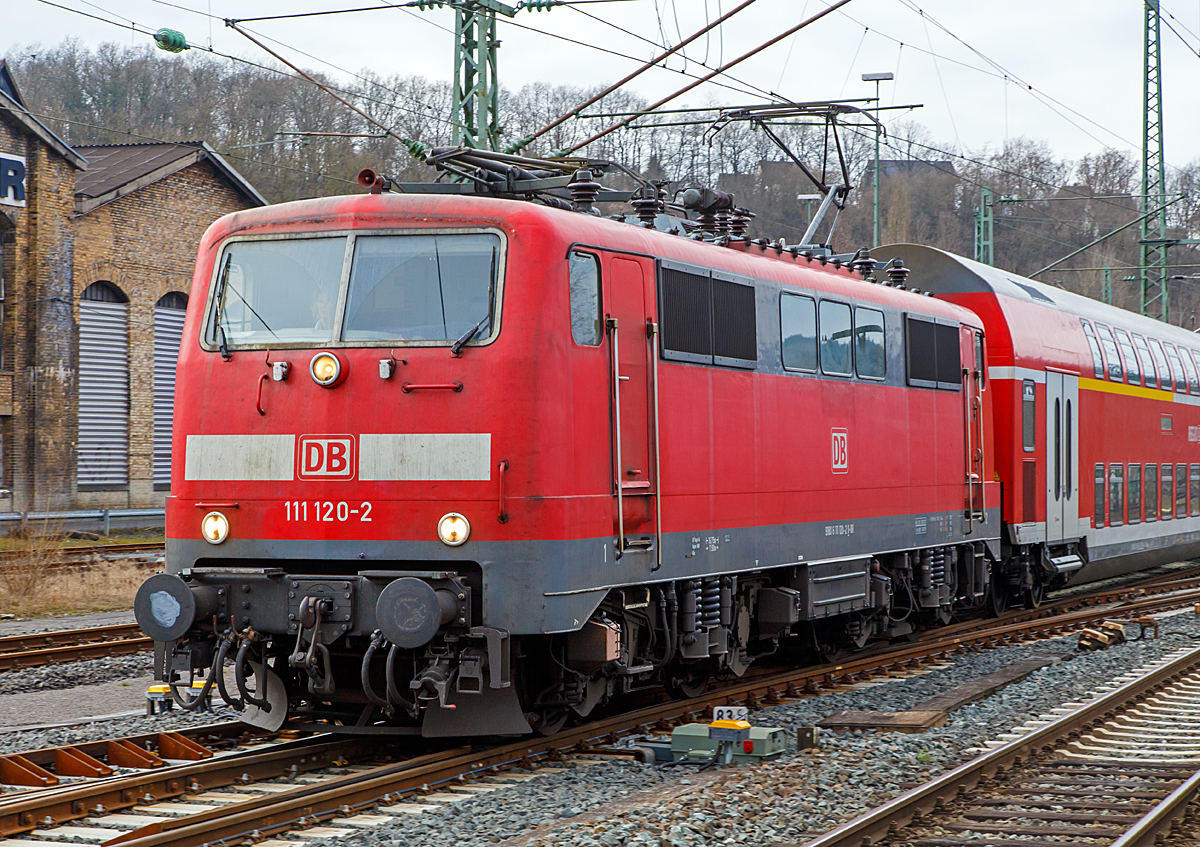 
Die 111 120-2 (  91 80 6111 120-2 D-DB) der DB Regio NRW fährt am 06.03.2015 mit dem RE 9  Rhein-Sieg-Express  (Aachen-Köln-Siegen) in den Bahnhof Betzdorf/Sieg ein.

Die 111er wurde 1980 bei Krauss-Maffei AG in München unter der Fabriknummer 19852 gebaut.  