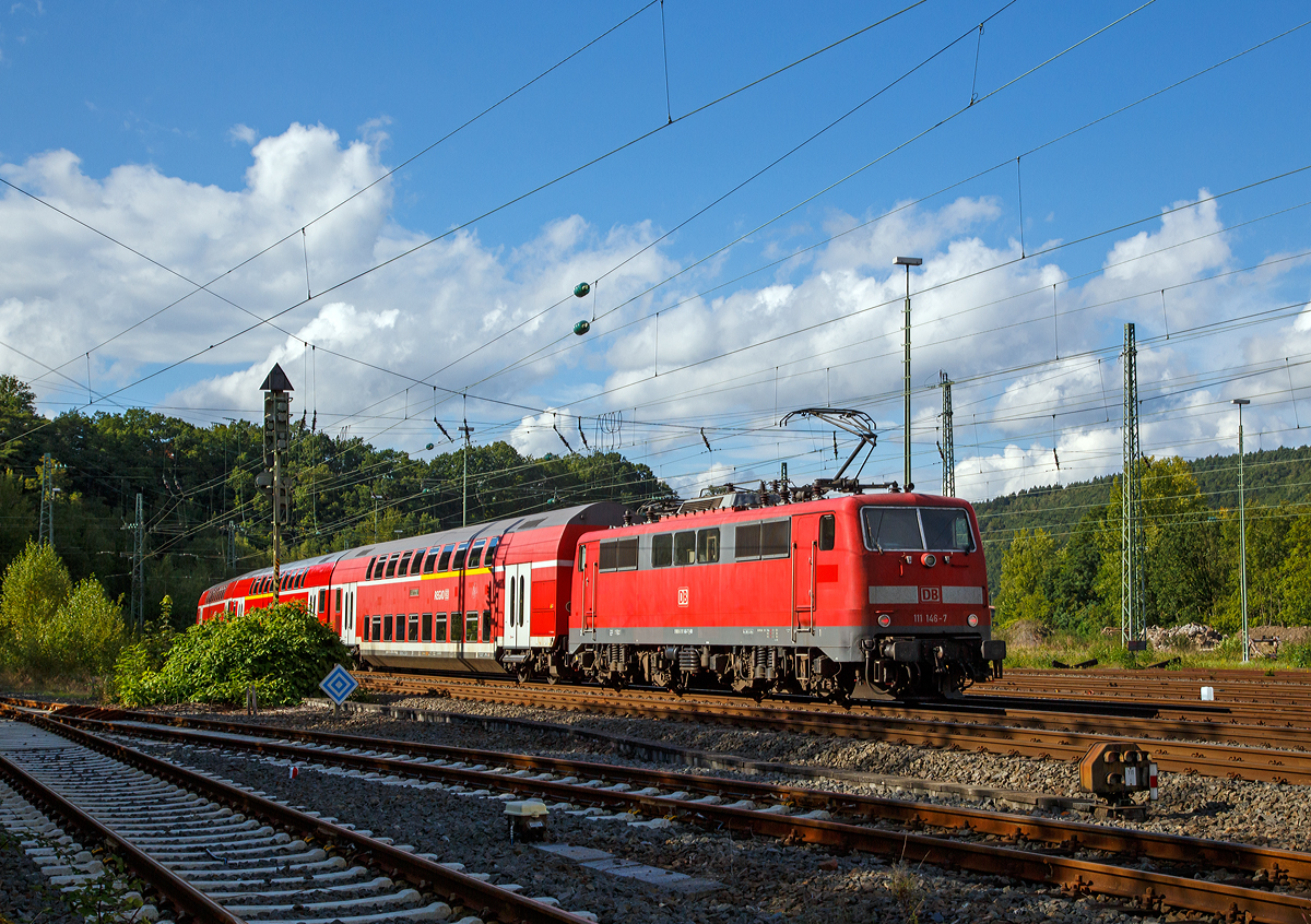 Die 111 146-7 (91 80 6111 146-7 D-DB) der DB Regio NRW schiebt den RE 9 - Rhein-Sieg-Express (Siegen – Köln - Aachen), am 18.09.2015 von Betzdorf (Sieg) weiter in Richtung Köln.

Die Lok wurde 1980 von Henschel in Kassel unter der Fabriknummer 32289 gebaut, der elektrische Teil ist von BBC (Brown, Boveri & Cie AG).