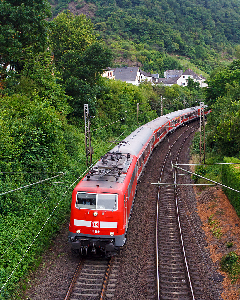 
Die 111 169-9 der DB Regio fährt am 21.06.2014 mit n-Wagen (ex Silberlinge), als Leerzug, durch Kattenes (Mosel) in Richtung Trier. 

Die Lok wurde 1980 bei Henschel in Kassel unter der Fabriknummer 32442 gebaut, der elektrische Teil ist von BBC. Sie hat die NVR-Nrummer 91 80 6111 169-9 D-DB und die EBA-Nummer EBA 08C14A 022.