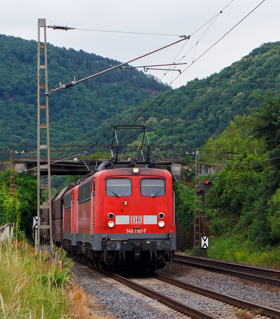 
Die 140 790-7 und eine weitere 140er der DB Schenker Rail Deutschland AG fahren am 20.06.2014 mit einem Kohlezug bei bei Winningen (Mosel), auf der Moselstrecke (KBS 690), in Richtung Trier. 
