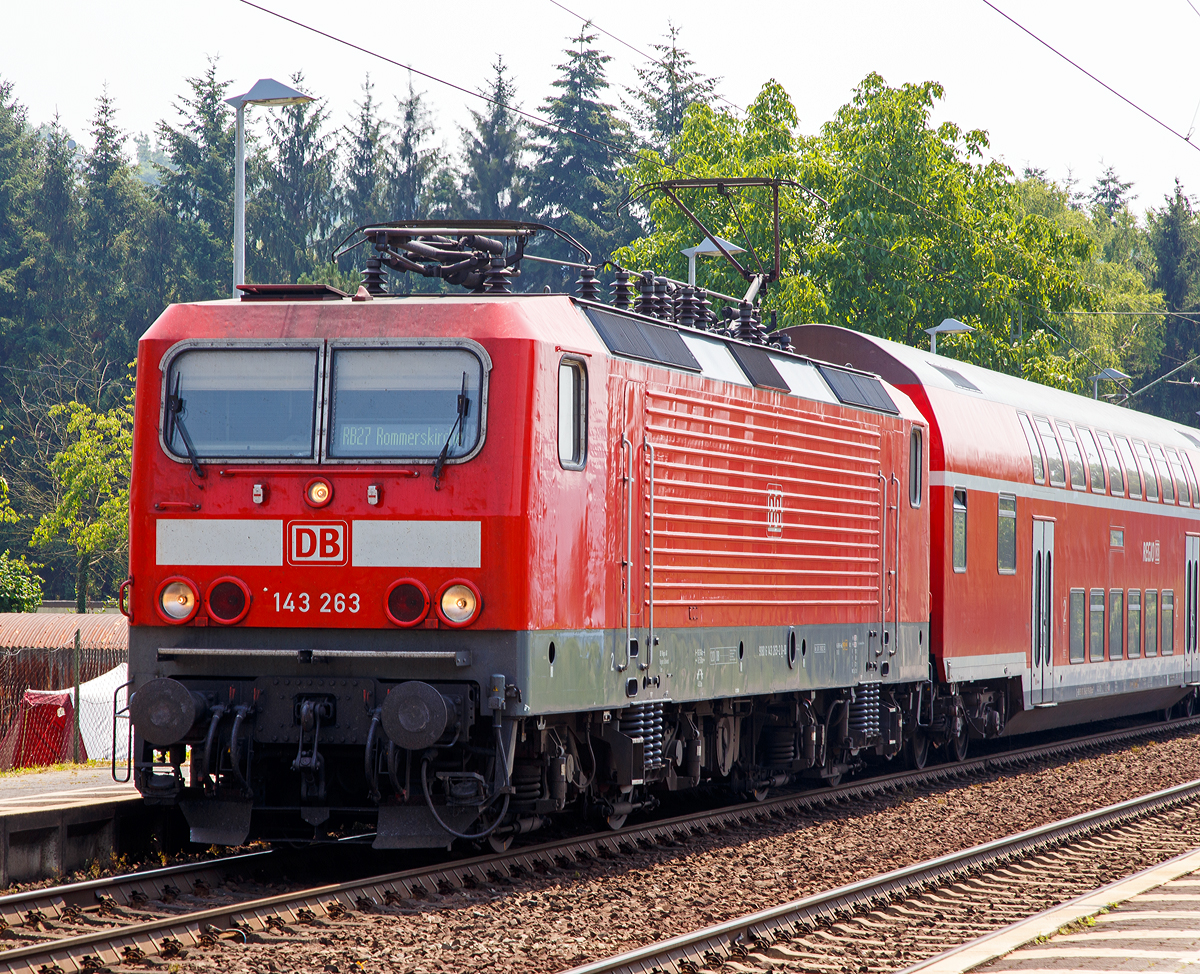 
Die 143 263-2 (91 80 6143 263-2 D-DB) der DB Regio, ex DR 243 263-1, fährt am 03.07.2015 mit dem RB 27  Rhein-Erft-Bahn  (Koblenz - Köln -  Rommerskirchen) in den Bf Leubsdorf ein.

Die Lok wurde 1987 von LEW (VEB Lokomotivbau Elektrotechnische Werke Hans Beimler) in Hennigsdorf unter der Fabriknummer 20146 gebaut und als 243 263-1 an die Deutsche Reichsbahn (DR) geliefert, 1992 erfolgte die Umzeichnung in DR 143 263-2 und 1994 in DB 143 263-2. 