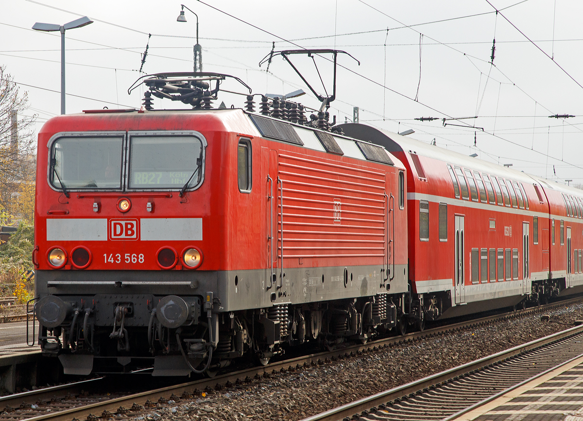 
Die 143 568-4 (91 80 6143 568-4 D-DB) der DB Regio AG, ex DR 243 568-3, fährt am 31.10.2015, mit dem RB 27  Rhein-Erft-Bahn  Koblenz Hbf - Köln Hbf, in den Bahnhof Bonn-Beuel ein.

Die Lok wurde 1990 bei LEW (Lokomotivbau Elektrotechnische Werke Hans Beimler Hennigsdorf) unter der Fabriknummer 18575 gebaut und als DR 243 568-3 an die Deutsche Reichsbahn geliefert. Da sie bereits 1991 an die DB vermietet wurde, erfolgte auch 1991 die Umzeichnung in 143 568-4.