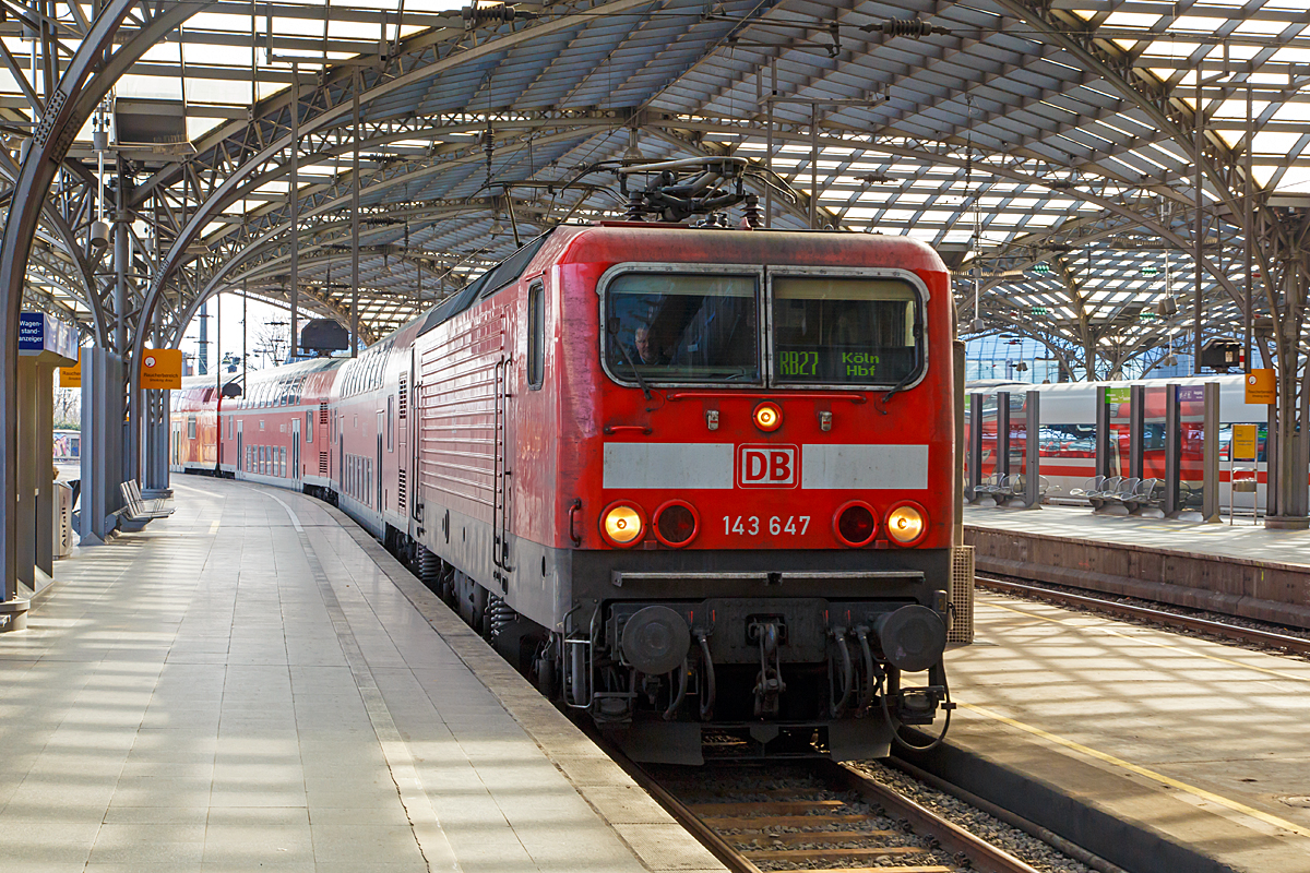 
Die 143 647-6 der DB Regio, ex DR 243 647-5, mit dem RB 27  Rhein-Erft-Bahn  (Koblenz Hbf - Köln Hbf) fährt am 08.03.2015 in den Hauptbahnhof Köln, der hier Endstation ist. 

Die Lok wurde 1990 von LEW (VEB Lokomotivbau Elektrotechnische Werke Hans Beimler) in Hennigsdorf unter der Fabriknummer 20955 gebaut und als 243 647-5 an die Deutsche Reichsbahn (DR) geliefert, 1992 erfolgte die Umzeichnung in DR 143 647-6 und 1994 in DB 143 647-6. Sie hat die komplette NVR-Nuzmmer 91 80 6143 647-6 D-DB un die EBA-Nummer EBA 01C17A 647.