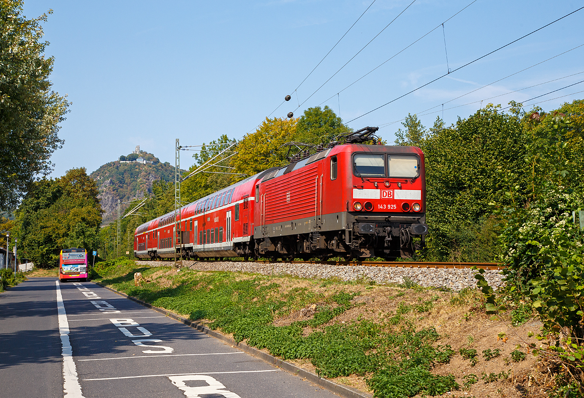 
Die 143 925-6 (91 80 6143 925-6 D-DB) der DB Regio NRW mit dem RB 27  Rhein-Erft-Bahn  nach Koblenz, hier am 28.08.2018 in Bad Honnef. Oben link die Burgruine Drachenfels. 

Die Lok wurde, kurz vor dem Mauerfall, 1989 bei LEW (VEB Lokomotivbau Elektrotechnische Werke Hans Beimler Hennigsdorf) unter der Fabriknummer 20375 gebaut und als DR 243 925-5 an die Deutsche Reichsbahn geliefert, 1992 erfolgte die Umzeichnung in DR 143 925-6 und zum 01.01.1994 in DB 143 925-6.

Ein Umbau (Einbau) Notbremsüberbrückung (NBÜ) und elektropneumatischer Bremse (ep) erfolgte 2006 und 2012 die Hochrüstung auf NBÜ 2004. Die Notbremsüberbrückung (NBÜ) dient bei Personenzügen dazu, den Zug trotz betätigter Notbremse weiterfahren zu lassen und erst an einem besser geeigneten Ort zum Stillstand zu bringen. Zudem erhielt sie 2008 neue Stromabnehmer der Bauart DSA 200.