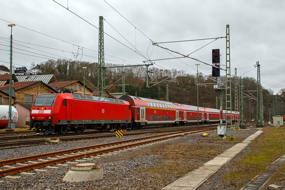 Die 146 005-4 (91 80 6146 005-4 D-DB) der DB Regio NRW erreicht am 22.02.2022, mit dem RE 9 (rsx - Rhein-Sieg-Express) Aachen - Köln - Siegen, den Bahnhof Betzdorf (Sieg). 

Die TRAXX P160 AC1 wurde 2001 von ABB Daimler-Benz Transportation GmbH in Kassel unter der Fabriknummer 33812 gebaut.