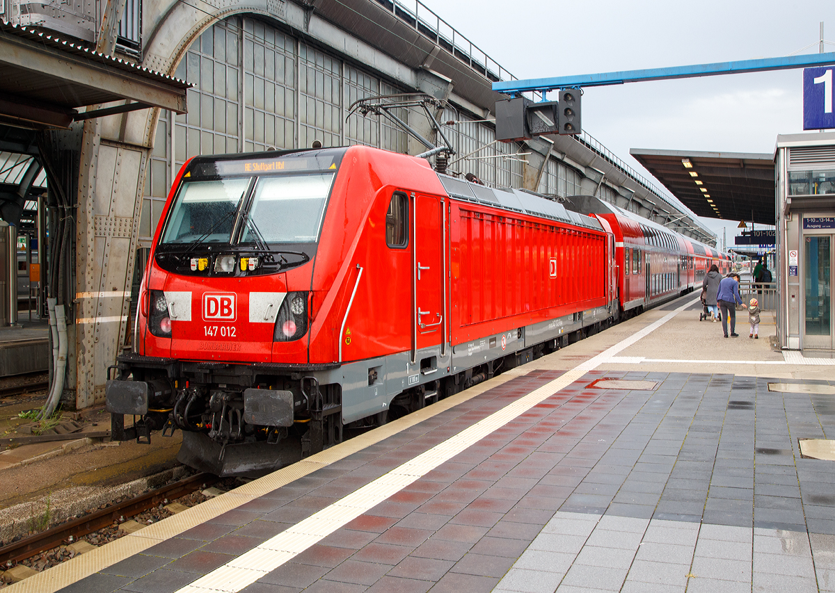Die 147 012 (91 80 6147 012-9 D-DB) der DB Regio Baden-Württemberg steht am 09.09.2017 im Hbf Karlsruhe mit dem RE nach Stuttgart Hbf Steuerwagen voraus zur Abfahrt bereit. 

Die Bombardier Traxx P160 AC3 wurde 2016 von Bombardier in Kassel gebaut.

TECHNISCHE DATEN:
Spurweite:  1.435 (Normalspur) 
Achsformel:  Bo’Bo’
Länge über Puffer:  18.900 mm 
Drehzapfenabstand: 10.440 mm
Höhe:  4.283 mm
Breite:  2.977 mm 
Treibraddurchmesser:  1.250 mm (neu) / 1.170 mm (abgenutzt)
Dienstgewicht:  87 t
Dauerleistung:  5.600 kW 
Höchstgeschwindigkeit:  160 km/h
Anfahrzugkraft:  300 kN