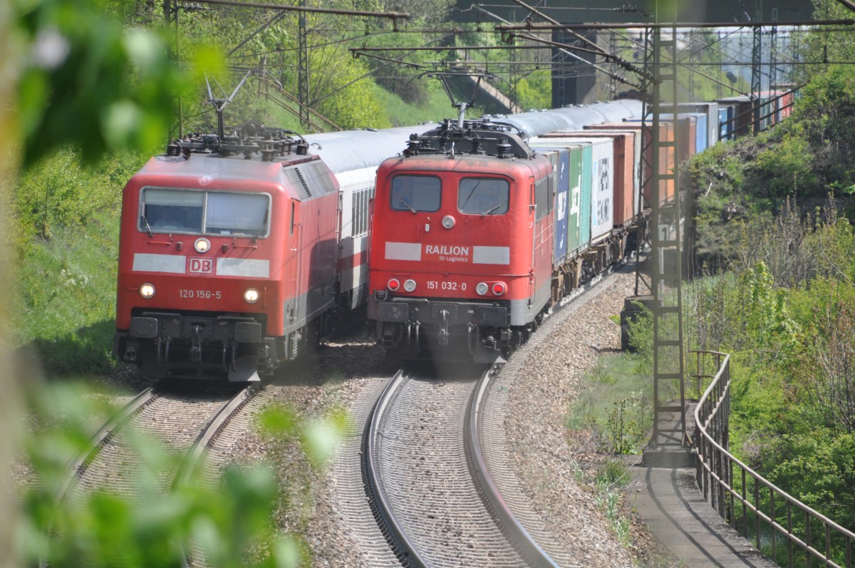 Die 151 032-0 schiebt einen Containerzug über die Geislinger Steige nach, die 120 156-5 begegnet dem Zug mit einem IC am 06.05.2011.