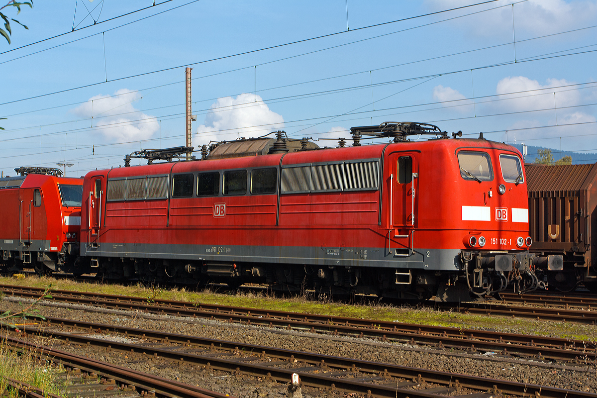 
Die 151 102-1  (91 80 6151 102-1 D-DB) der DB Schenker Rail Deutschland AG abgestellt am 02.10.2014 in Kreuztal. 

Die Lok wurde 1976 bei Krupp unter der Fabriknummer 5352 gebaut. 

Technische Daten: 
Achsfolge: Co’ Co’ 
L�nge �ber Puffer: 19.490 mm 
Dienstgewicht: 118 t 
Achslast: 19,7 t 
Dauerleistung: 5.982 kW (8.133 PS) 
Anfahrzugkraft: 395 kN 
H�chstgeschwindigkeit: 120 km/h 
3000 t Z�ge kann sie bei 3 ‰ Steigung noch mit einer Dauergeschwindigkeit 75 km/h ziehen, bei 2000 t Z�gen sind es 100 km/h.