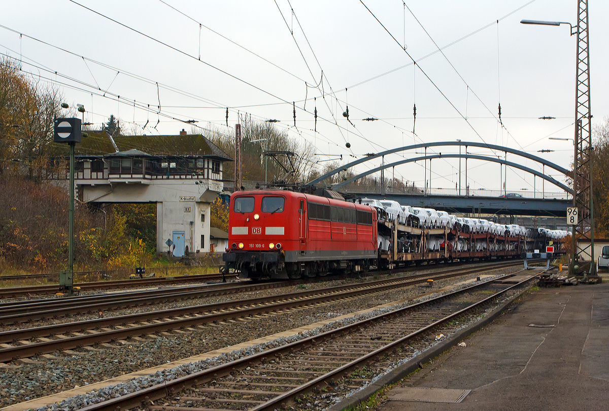 
Die 151 109-6 (91 80 6151 109-6 D-DB) der DB Schenker Rail Deutschland AG fährt mit einem Autotransportzug am 22.11.2014 durch Kreutal in Richtung Norden.
   
Die Lok wurde 1975 bei Henschel in Kassel unter der Fabriknummer 31885 gebaut.