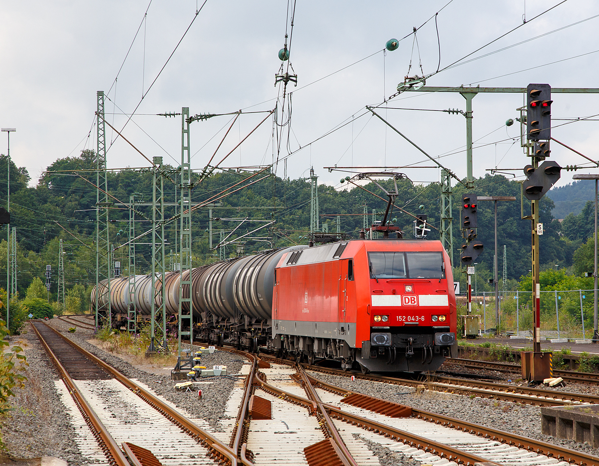 
Die 152 043-6 (91 80 6152 043-6 D-DB) der DB Cargo Deutschland AG fährt am 05.08.2016 mit einem Kesselwagen-Zug (Kesselwagen der Gattung Zacns) durch den Bahnhof Betzdorf (Sieg) in Richtung Siegen. 

Die Siemens ES 64 F wurde 1999 von Krauss-Maffei in München unter der Fabriknummer 20170 gebaut.