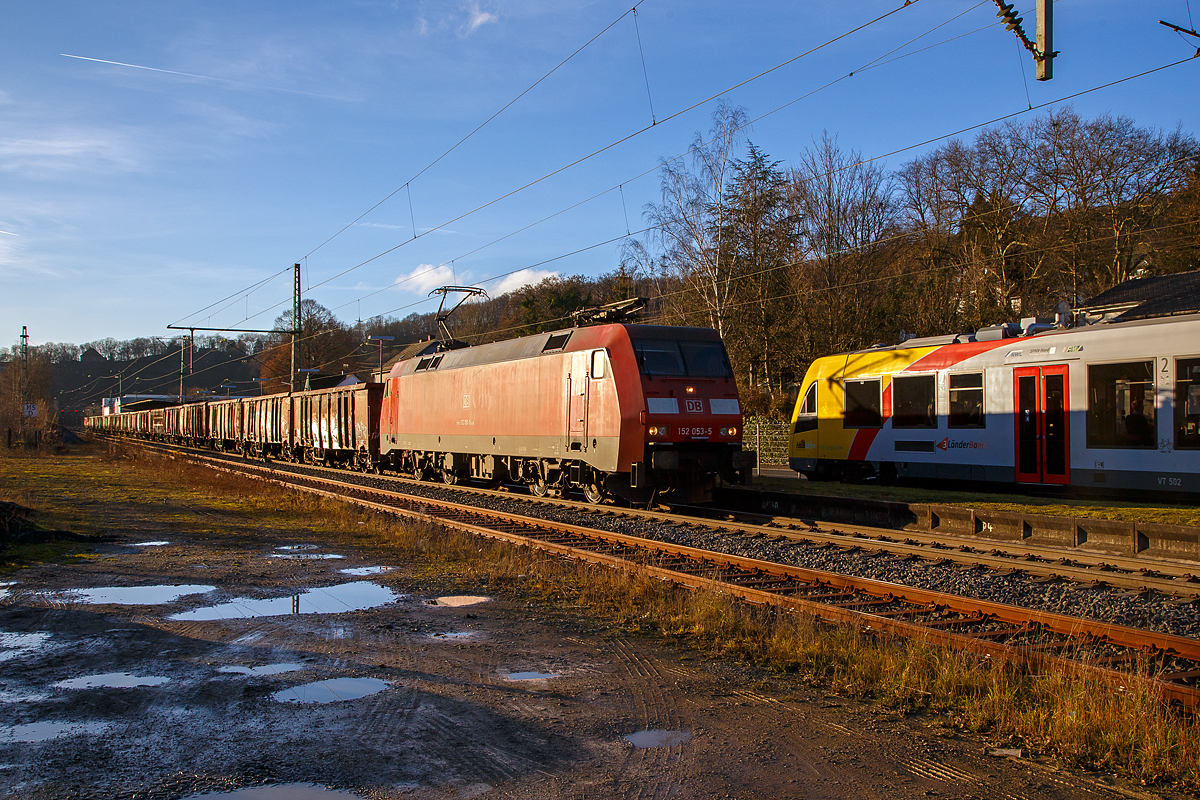 Die 152 053-5 (91 80 6152 053-5 D-DB) der DB Cargo Deutschland AG fährt am 18.12.2020 mit einem offenen Güterwagenzug (Wagen der Gattung Eaos) durch Mudersbach in Richtung Siegen, während in Gegenrichtung ein HLB LINT 41 gerade den Bahnhof Brachbach erreicht.

Die Siemens ES64F wurde1999 noch von Krauss-Maffei unter der Fabriknummer 20180 für die Deutsche Bahn AG gebaut.