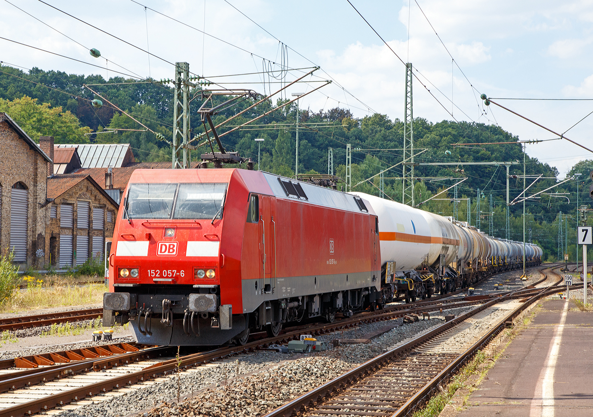 
Die 152 057-6 (91 80 6152 057-6 D-DB) der DB Schenker Rail Deutschland AG fährt am 22.08.2015 mit einem Kesselwagenzug, mit Ethylendichlorid (gehört zu den Chlorkohlenwasserstoffen), durch Betzdorf/Sieg in Richtung Siegen.

Die Siemens ES 64 F wurde 1999 bei Krauss-Maffei in München unter der Fabriknummer 20184 gebaut.