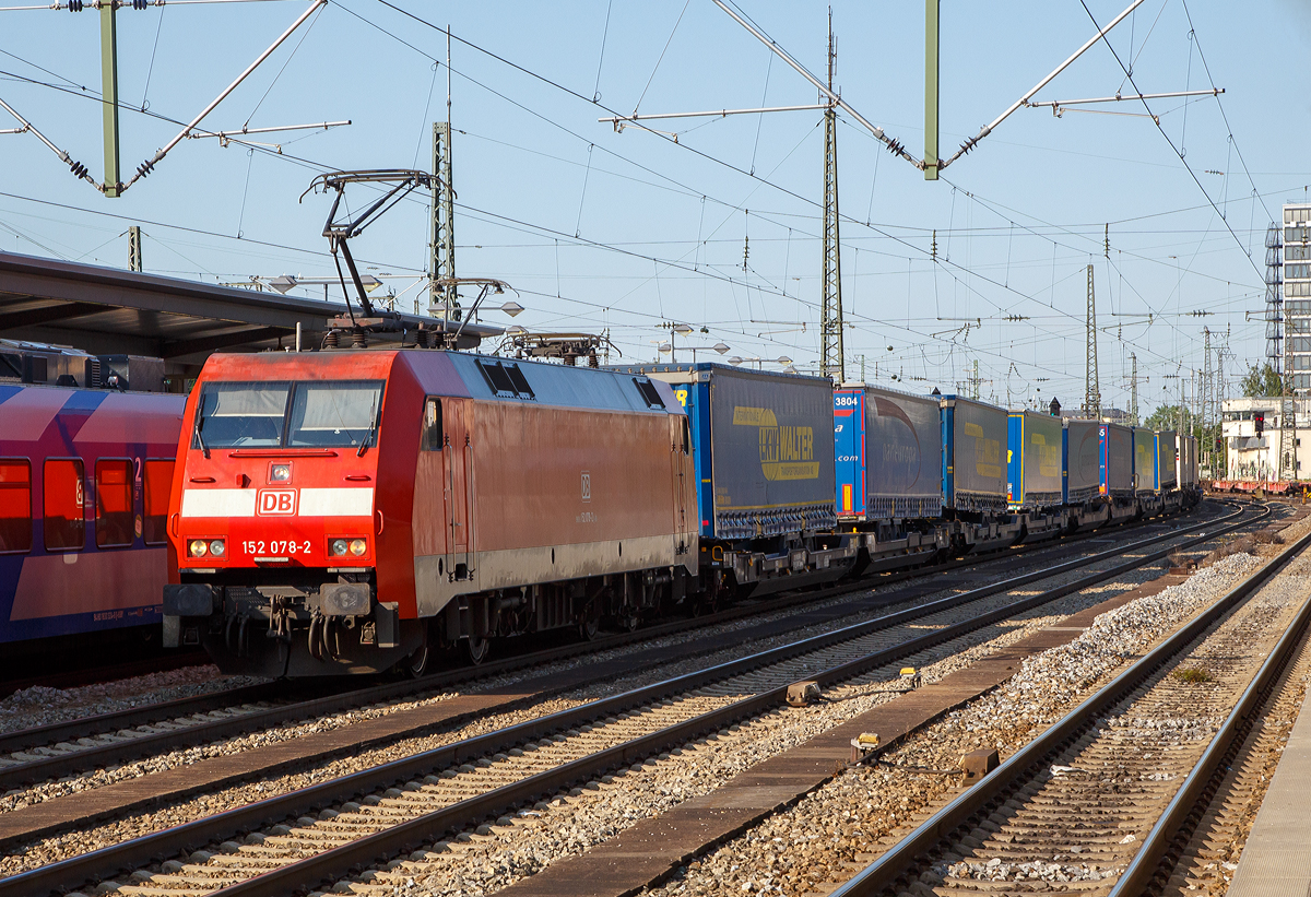 
Die 152 078-2 (91 80 6152 078-2 D-DB) der DB Cargo Deutschland AG fährt am 04.06.2019 mit einem KLV-Zug durch den Bahnhof München Ost. 

Die Siemens ES64F wurde 1999 von Krauss-Maffei in München-Allach unter der Fabriknummer 20205 gebaut, der Elektrische Teil wurde von DUEWAG unter der Fabriknummer 91954 geliefert.