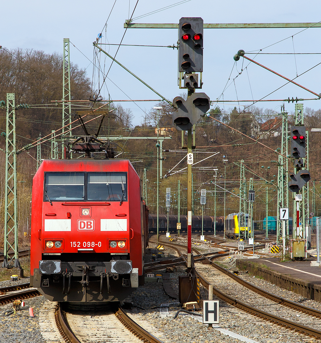 
Die 152 098-0 (91 80 6152 098-0 D-DB) der DB Cargo Deutschland AG f�hrt am 24.03.2017 mit einem G�terzug durch Betzdorf/Sieg in Richtung Siegen.
