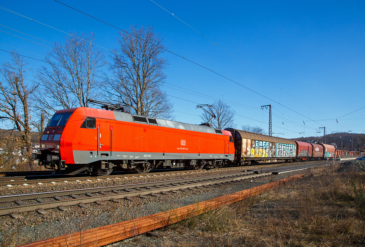 Die 152 105-3 (91 80 6152 105-3 D-DB) DB Cargo AG fährt am 10.03.2022 mit einem gemischten Güterzug durch Wilnsdorf-Rudersdorf in Richtung Kreuztal.

Die Siemens ES64F (BR 152) wurde 2000 von der Krauss-Maffei AG in München-Allach (heute Siemens Mobility GmbH) unter der Fabriknummer 20232 gebaut.
