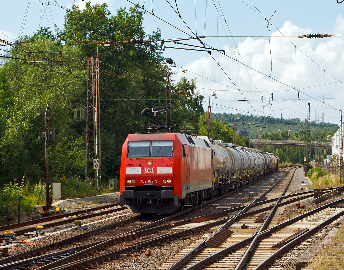
Die 152 107-9 der DB Schenker Rail Deutschland AG fährt am 26.07.2014 mit einem Kesselwagenzug durch Kreuztal in Richtung Süden, hier kurz vorm Bf Kreuztal. (Hinweis: Aufgenommen vom Bahnsteig 1).

Die Siemens ES 64 F wurde 2000 von Siemens Krauss-Maffei in München Siemens unter der Fabriknummer 20234 gebaut, sie hat aktuelle NVR-Nr.  91 80 6152 107-9 D-DB und die  EBA 96Q15A 107.

Als Ersatz für die schweren E-Loks der BR 150 und für Einsatzgebiete der BR 151 / 155 wurde die Beschaffung der Drehstromlok der BR 152 (Siemens ES64F) eingeleitet, sie ist eine Hochleistungslokomotive aus der Siemens ES64 EuroSprinter-Typenfamilie für den schweren Güterzugverkehr, die auch für Personenzüge genutzt werden kann.

Die Baureihe basiert auf dem von Siemens konstruierten Prototyp ES64P. Da jedoch klar war, dass die Maschinen ausschließlich im Güterverkehr eingesetzt werden sollten und eine Höchstgeschwindigkeit von 140 km/h als ausreichend angesehen wurde, konnte auf die Verwendung von voll abgefederten Fahrmotoren verzichtet und auf den wesentlich einfacheren und preisgünstigeren Tatzlager-Antrieb zurückgegriffen werden. Dieser gilt durch die Verwendung moderner Drehstrommotoren bei niedrigen Geschwindigkeiten als relativ verschleißarm.