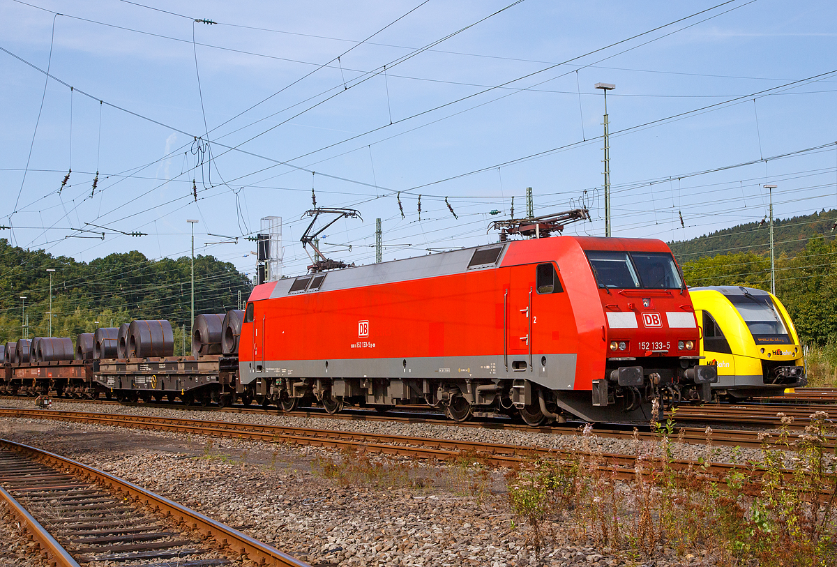 Die 152 133-5 (91 80 6152 133-5 D-DB) der DB Cargo AG fährt am 03.09.2016 mit einem Warmband-Coilzug durch Betzdorf (Sieg) in Richtung Siegen.

Die Siemens ES64F wurde 2000 noch von Krauss-Maffei in München-Allach unter der Fabriknummer 20260 für die Deutsche Bahn AG gebaut.
