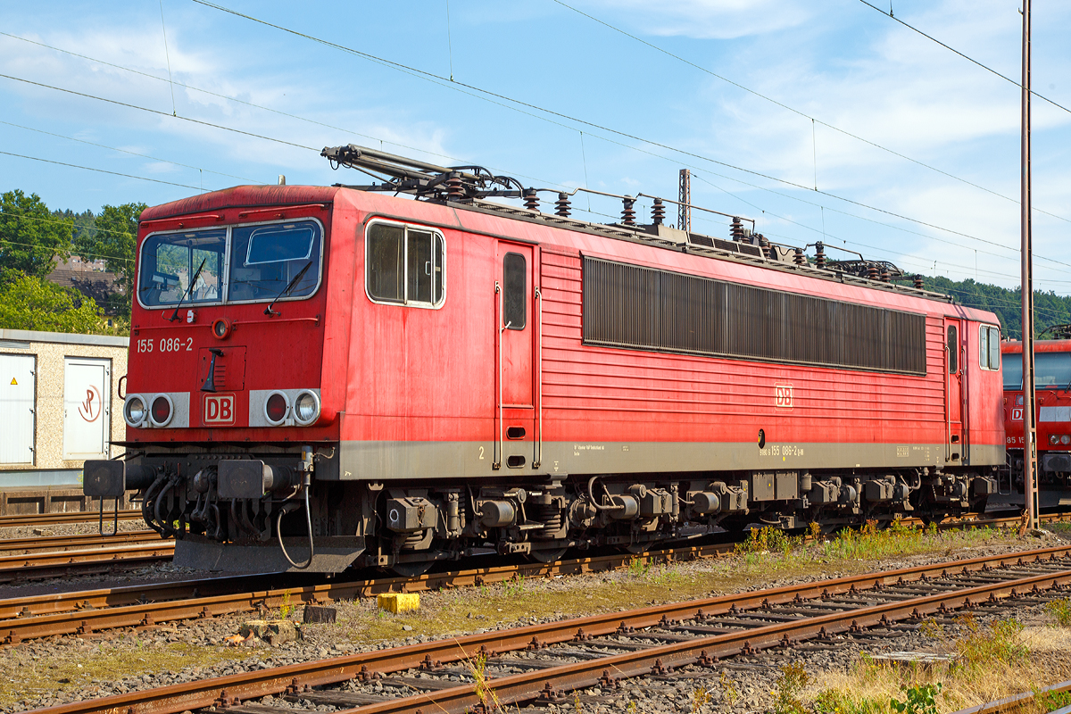 
Die 155 086-2 (91 80 6155 086-2 D-DB) der DB Schenker Rail Deutschland AG, ex DR 250 086-6, abgestellt am 23.08.2015 in Kreuztal. 

Der  Strom-Container  wurde 1979 bei LEW (VEB Lokomotivbau Elektrotechnische Werke Hans Beimler) in Hennigsdorf unter der Fabriknummer 16346 gebaut und als 250 086-6 an die DR (Deutsche Reichsbahn) geliefert. Die Umzeichnung in DR 155 086-2 erfolgte 1992 und zum 01.01.1994 dann in DB 155 086-2.