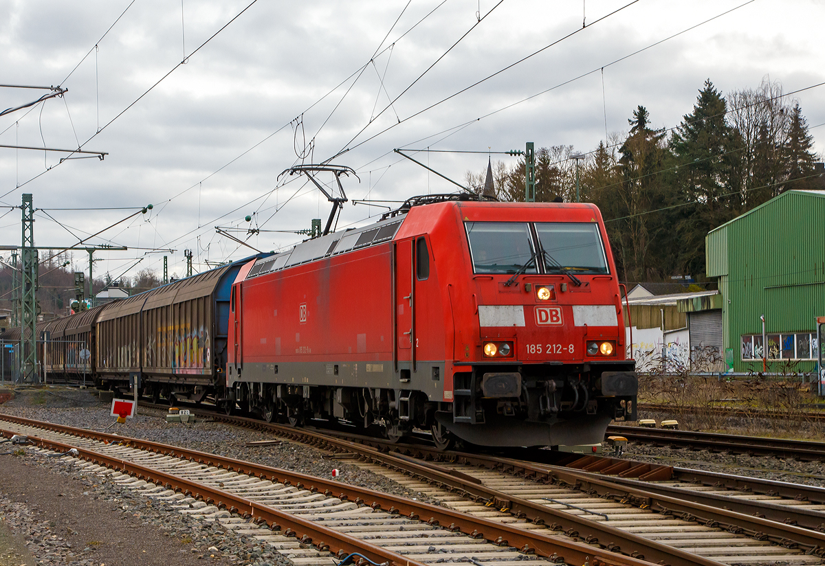
Die 185 212-8 (91 80 6185 212-8 D-DB) der DB Cargo AG fährt am 11.01.2020 mit einem gem. Güterzug durch Betzdorf/Sieg in Richtung Köln.