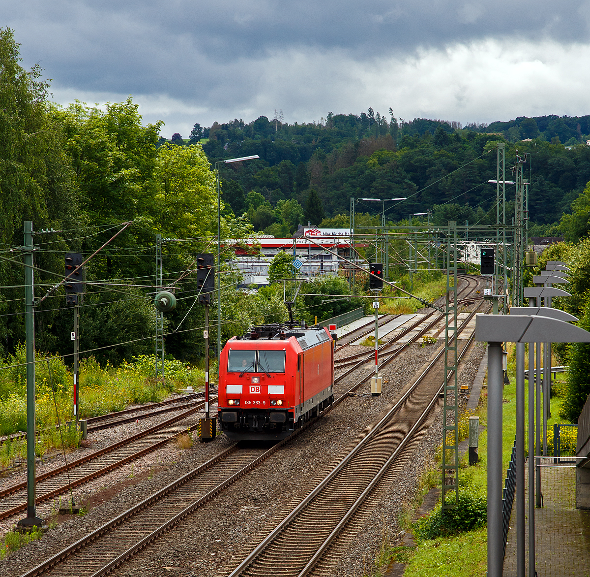Die 185 363-9 (91 80 6185 363-3 D-DB) der DB Cargo Deutschland AG fährt am 15.07.2021 als Tfzf (Triebfahrzeugfahrt) bzw. Lz (Lokzug) durch Wissen (Sieg) in Richtung Köln. Aufgenommen vom Parkdeck des Bahnhofes Wissen (Sieg).

Die TRAXX F140 AC2 wurde 2009 von Bombardier in Kassel unter der Fabriknummer 34284 gebaut.

