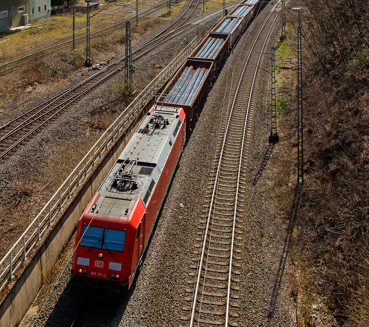 Die 185 371-2 (91 80 6185 371-2 D-DB) der DB Cargo Deutschland AG fährt am 02.04.2021, mit einem offenen Güterzug (Ganzzug mit offenen Güterwagen der Gattung Enos-x, beladen mit Tubing Rohre (Rohre für Bohrgestänge „drill pipe“), durch Betzdorf/Sieg in Richtung Köln.

Die TRAXX F140 AC2 wurde 2009 von Bombardier in Kassel unter der Fabriknummer 34649 gebaut.