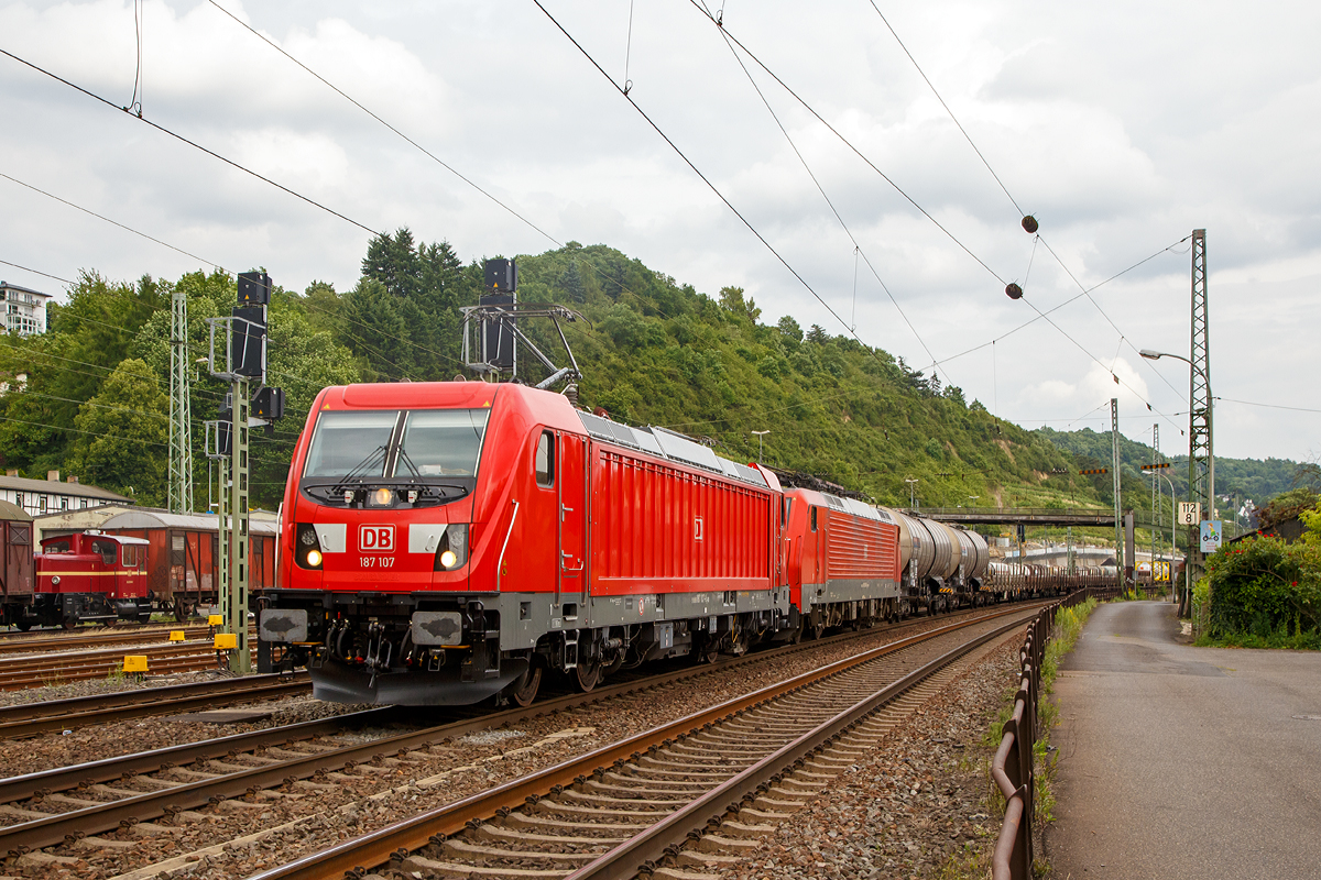 
Die 187 107 (91 80 6187 107-8 D-DB) der DB Cargo Deutschland AG fährt am 16.06.2017 mit der kalten 189 069-8 (91 80 6189 069-8 D-DB) und einem gem. Güterzug durch Linz am Rhein in Richtung Norden. 
