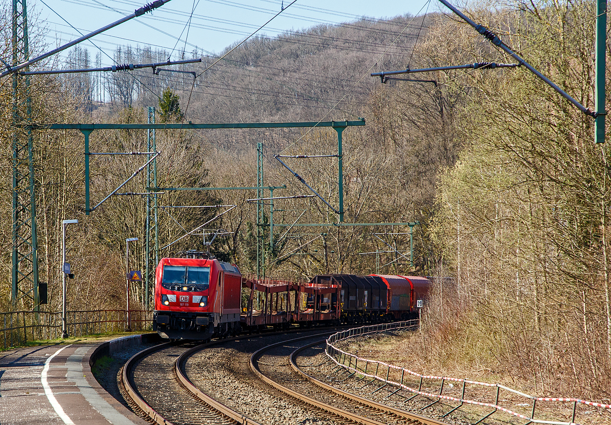 Die 187 119 der DB Cargo AG (91 80 6187 119-3 D-DB) fährt am 22.03.2022 mit einem gemischten Güterzug durch Scheuerfeld (Sieg) in Richtung Siegen.

Die TRAXX F140 AC3 wurde 2017 von Bombardier in Kassel unter der Fabriknummer 35263 gebaut.