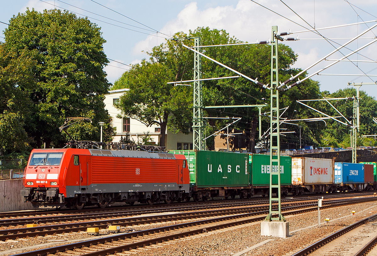 
Die 189 007-8 der DB Schenker Rail Deutschland AG fährt am 27.08.2013 mit einem Containerzug durch den Hbf Dresden.  

Die Siemens ES 64 F4 wurde 2003 in München unter der 20675 gebaut. Sie hat die NVR-Nummer 91 80 6189 007-8 D-DB und die EBA-Nummer EBA 00A23B 005.