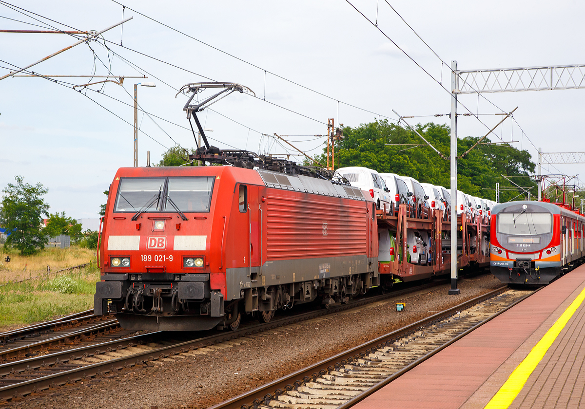 
Die 189 021-9 (91 80 6189 021-9 D-DB Class 189-VM 50Hz) der DB Cargo Deutschland AG fährt am 27.06.2017 mit einem gem. Güterzug durch den Bahnhof Rzepin/Polen (deutsch Reppen) in Richtung Frankfurt (Oder). 

Die Siemens ES 64 F4 wurde 2003 von Siemens in München unter der Fabriknummer 20694 gebaut. Sie hat die Zulassung für D/PL/CZ.