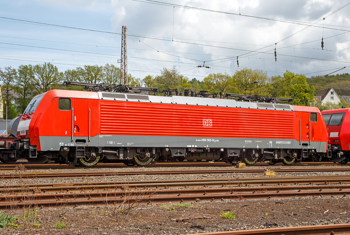 
Die 189 083-9 (91 80 6189 083-9 D-DB) der DB Schenker Rail Deutschland AG ist am 09.05.2015 in Kreuztal abgestellt. 

Die Siemens ES64F4 wurde 2005 von Siemens unter der Fabriknummer 21068 gebaut. Sie hat die Zulassung f�r Deutschland und die Niederlande.
