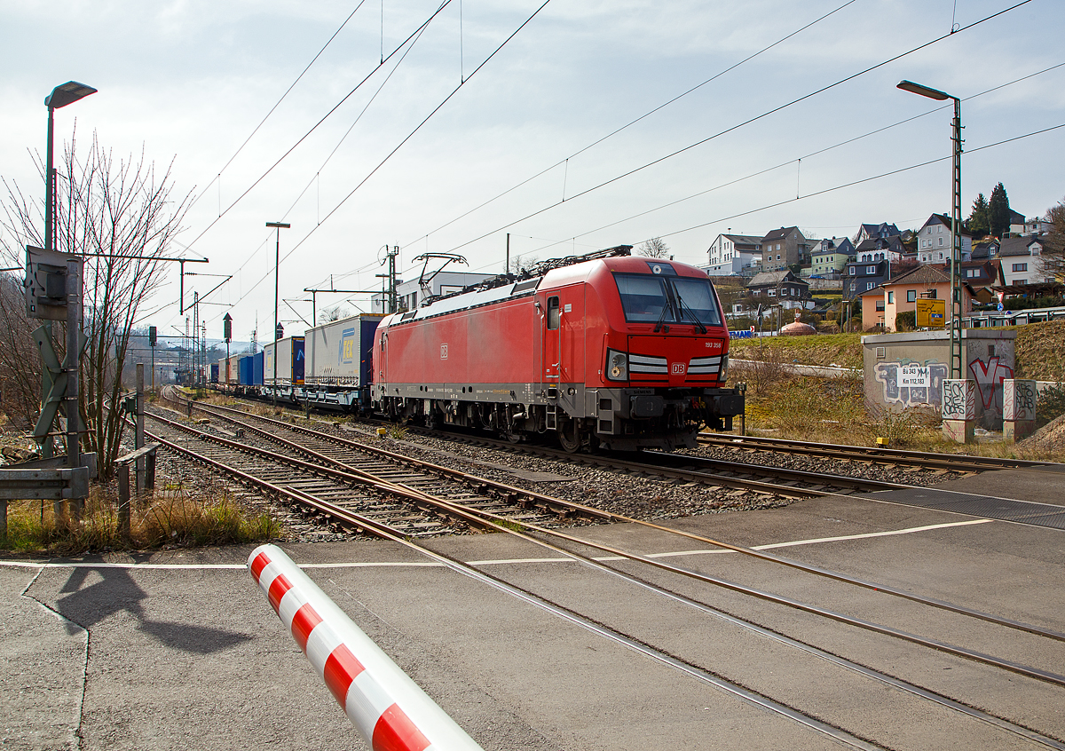 Die 193 358 (91 80 6193 358-9 D-DB) der DB Cargo Deutschland AG, fährt am 16.03.2021 mit einem KLV-Zug durch Niederschelden in Richtung Siegen. Zuvor hatte sie im Bahnhof Niederschelden länger Hp 0.

Die Siemens Vectron MS wurde 2018 von Siemens Mobilitiy in München-Allach unter der Fabriknummer 22481 gebaut. Die Vectron MS hat eine Leistung von 6,4 MW und ist für 200 km/h in Deutschland, Österreich, Schweiz, Italien und die Niederlande zugelassen.  
