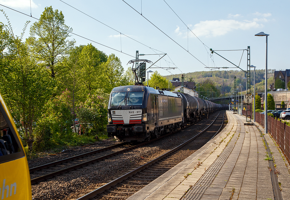 Die 193 611-1 / X4 E – 611 (91 80 6193 611-1 D-DISPO) der MRCE - Mitsui Rail Capital Europe GmbH (M�nchen) f�hrt am 28.04.2022 mit einem Kesselwagenzug durch den Bf Kirchen (Sieg) in Richtung K�ln.

Die Siemens Vectron AC wurde 2015 von Siemens Mobility GmbH in M�nchen-Allach unter der Fabriknummer 22001 gebaut und an die MRCE als X4 E – 611 geliefert. Diese Vectron Lokomotive ist als AC – Lokomotive (Wechselstrom-Variante) mit 6.400 kW konzipiert und zugelassen f�r Deutschland und �sterreich, sie hat eine H�chstgeschwindigkeit von 160 km/h.
