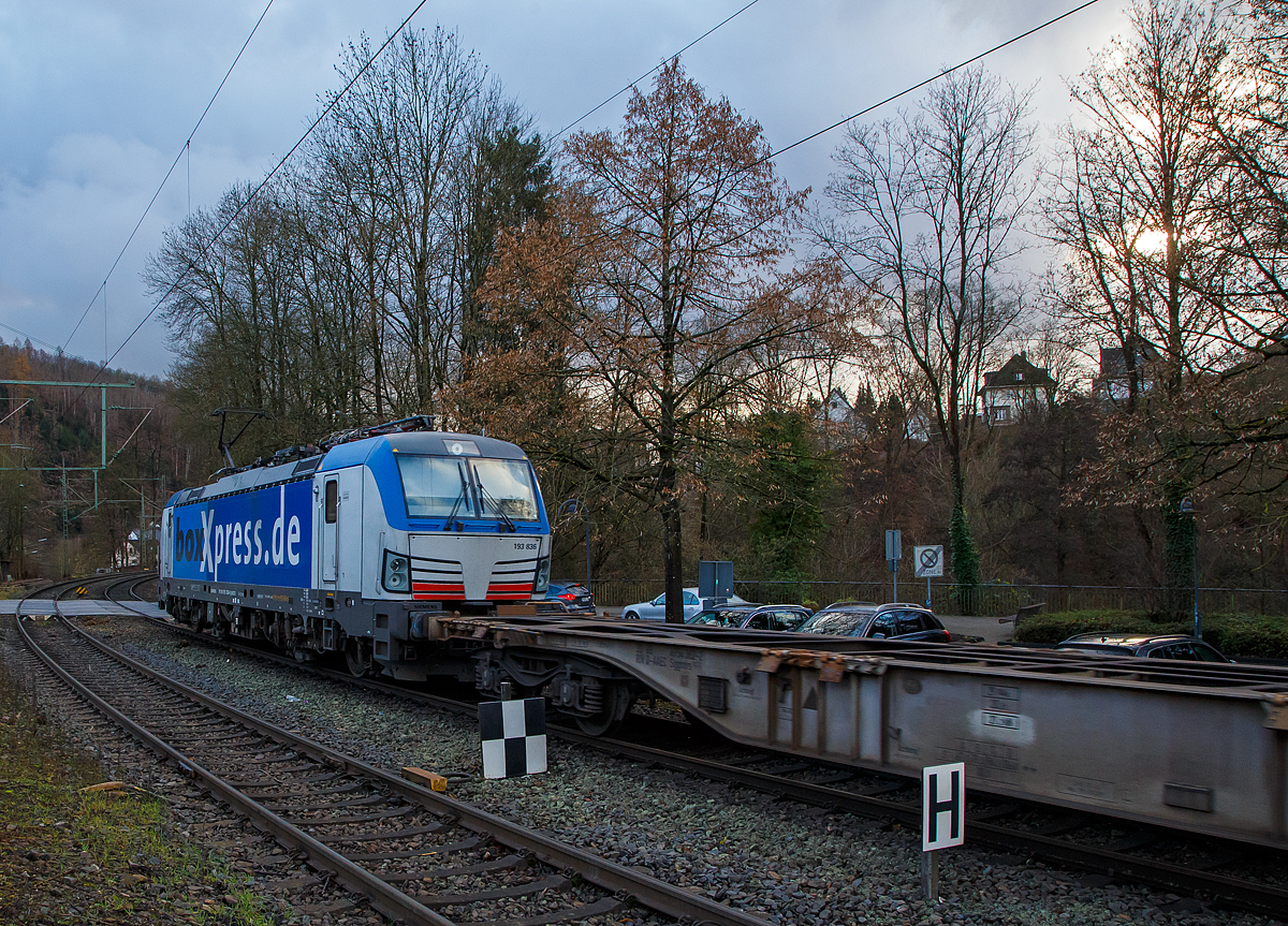 Die 193 836-4 (91 80 6193 836-4 D-BOXX) der boxXpress.de GmbH (Hamburg) f�hrt am 02.12.2021 mit einem Containerzug durch Kirchen/Sieg in Richtung K�ln. 

Die Siemens Vectron MS wurde 2017 von Siemens Mobilitiy in M�nchen-Allach unter der Fabriknummer 22275 gebaut und an die boxXpress.de geliefert.. Sie hat die Zulassungen f�r Deutschland, �sterreich, Italien und die Niederlande (D, A, I, NL), die Schweiz (CH) ist noch durchgestrichen. Die Vectron MS hat eine Leistung von 6,4 MW.
