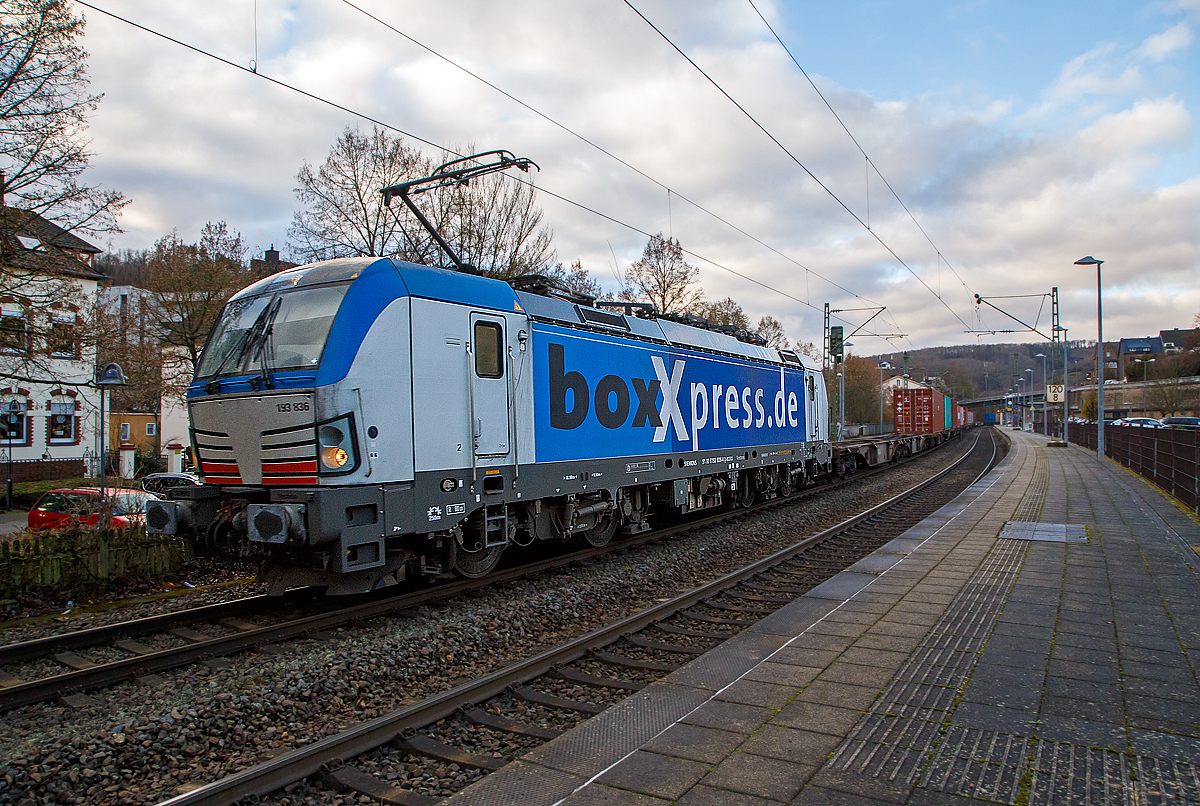 Die 193 836-4 (91 80 6193 836-4 D-BOXX) der boxXpress.de GmbH (Hamburg) f�hrt am 02.12.2021 mit einem Containerzug durch Kirchen/Sieg in Richtung K�ln. 

Die Siemens Vectron MS wurde 2017 von Siemens Mobilitiy in M�nchen-Allach unter der Fabriknummer 22275 gebaut und an die boxXpress.de geliefert.. Sie hat die Zulassungen f�r Deutschland, �sterreich, Italien und die Niederlande (D, A, I, NL), die Schweiz (CH) ist noch durchgestrichen. Die Vectron MS hat eine Leistung von 6,4 MW.
