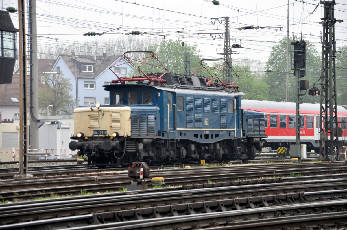 Die 194 478-0 hat einen Sonderzug nach Ulm gebracht und fährt zu den Abstellgleisen am 01.05.2013.