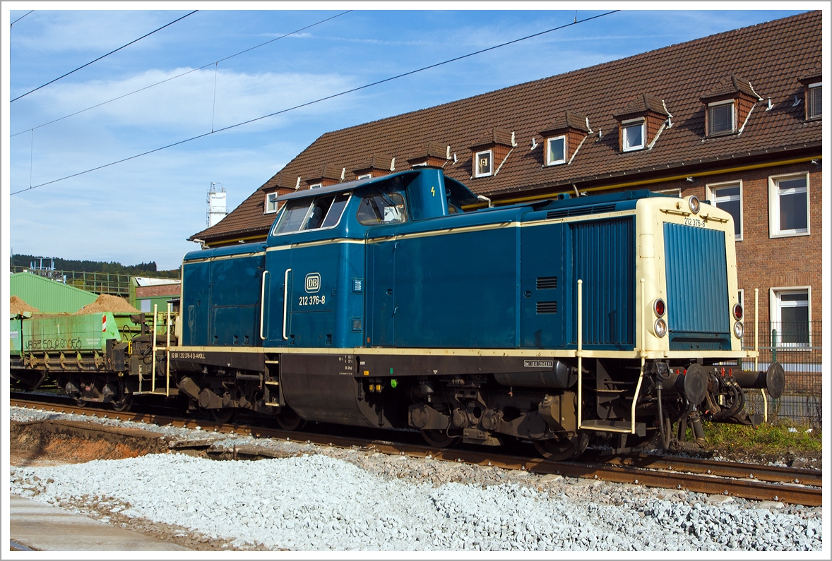 Die 212 376-8 der Aggerbahn (Andreas Voll e.K., Wiehl), ex DB V 100 2376, ex DB 212 376-8, rangiert am 19.10.2013 mit Seitenkippwagen in Siegen-Geisweid, beim B� 101 in km 100,713.
Auf der KBS 440 (Ruhr-Sieg-Strecke) waren zwischen Siegen und Kreuztal Gleisbauarbeiten.
 
Die Lok, vom Typ V100.20 wurde 1965 bei Deutz unter der Fabrik-Nr. 57776 gebaut und als V 100 2376 an die Deutsche Bundesbahn ausgeliefert, 1968 erfolgte die Umzeichnung in 212 376-8. Die Ausmusterung bei der DB erfolgte 2010, �ber ALS - ALSTOM Lokomotiven Service GmbH in Stendal kam sie 2011 zur Aggerbahn.